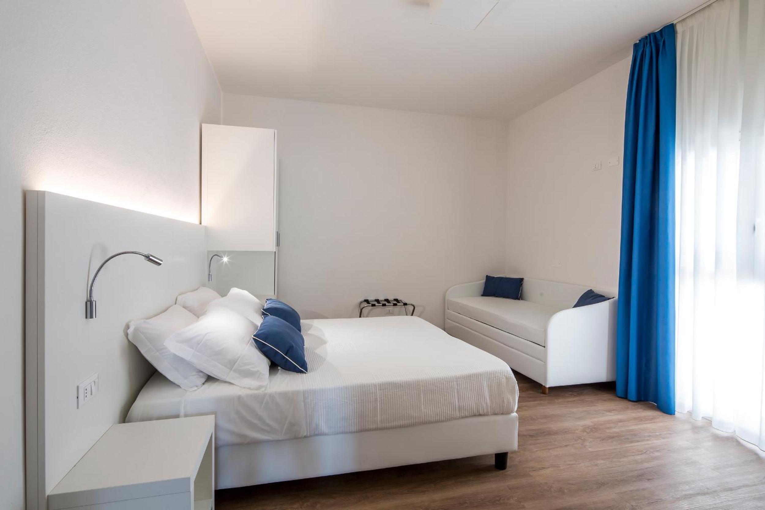Double Room with Extra Bed photo 1