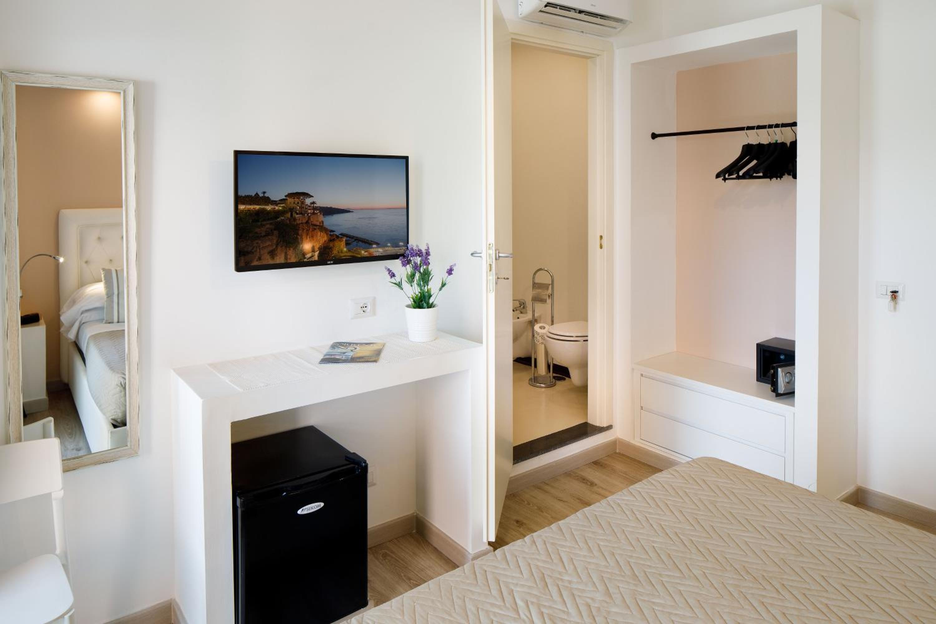 Double or Twin Room with Balcony - Photo 3