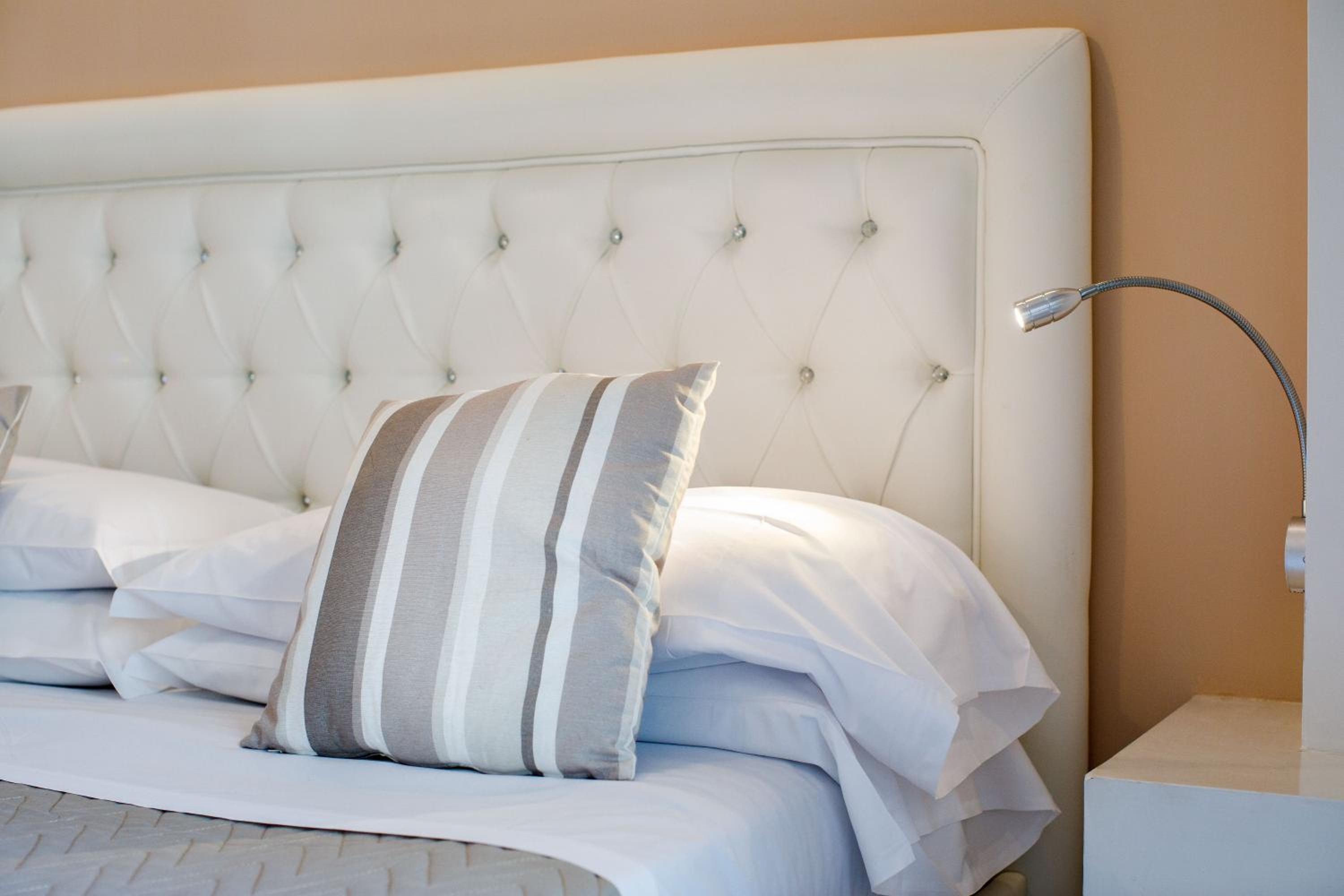 Double or Twin Room with Balcony - Photo 4