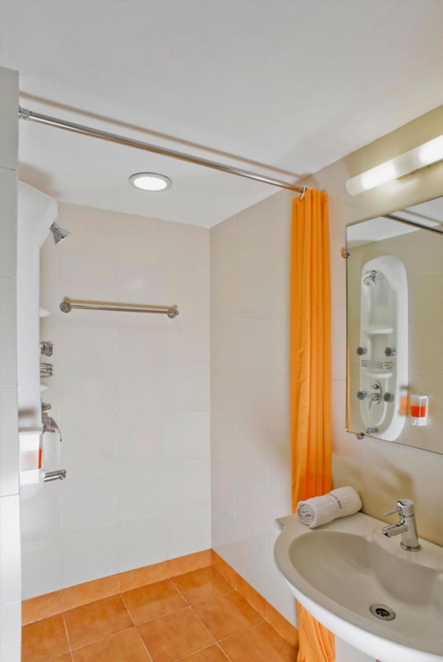 Twin Room - Photo 9