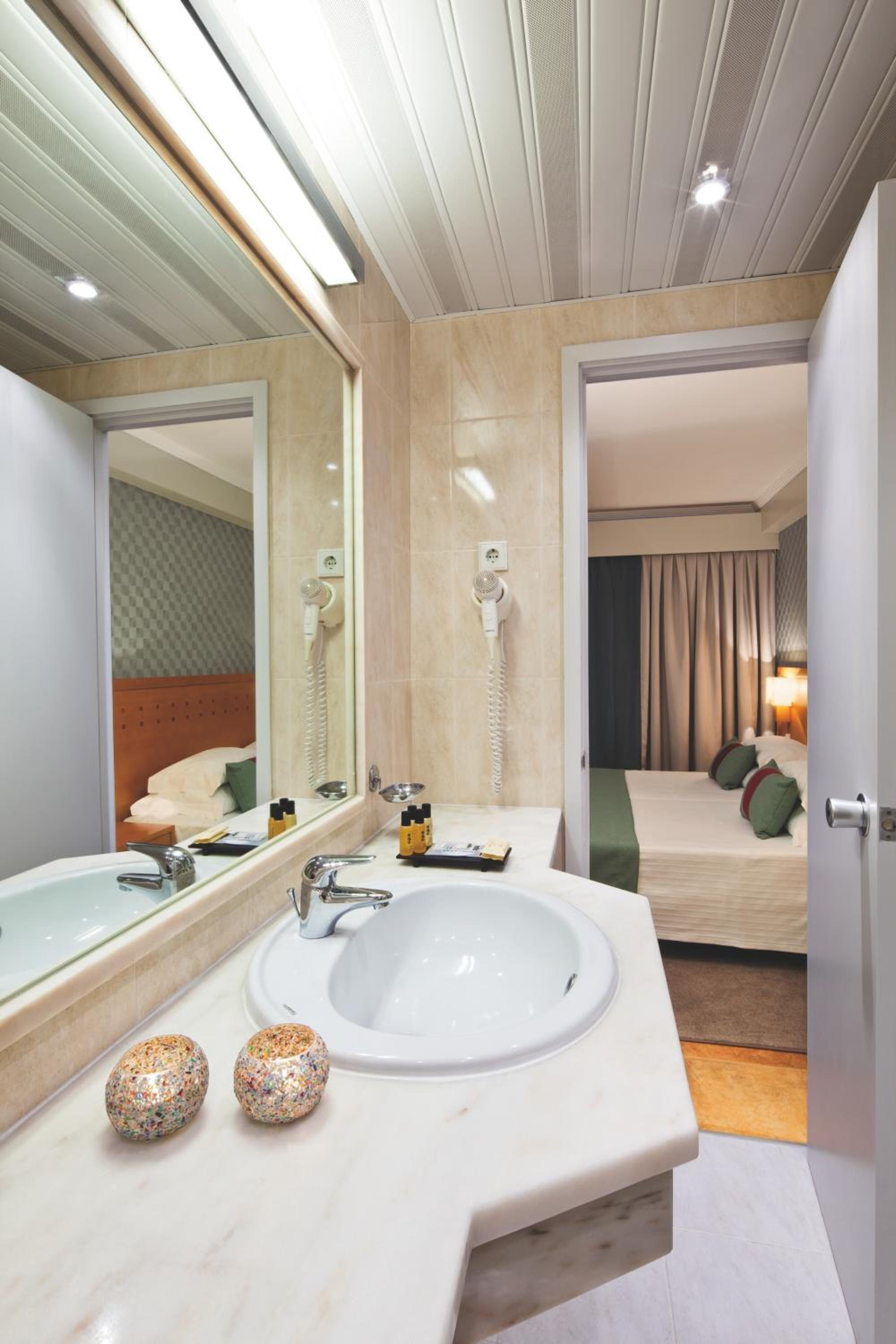 Superior Room with Sea View - Photo 4