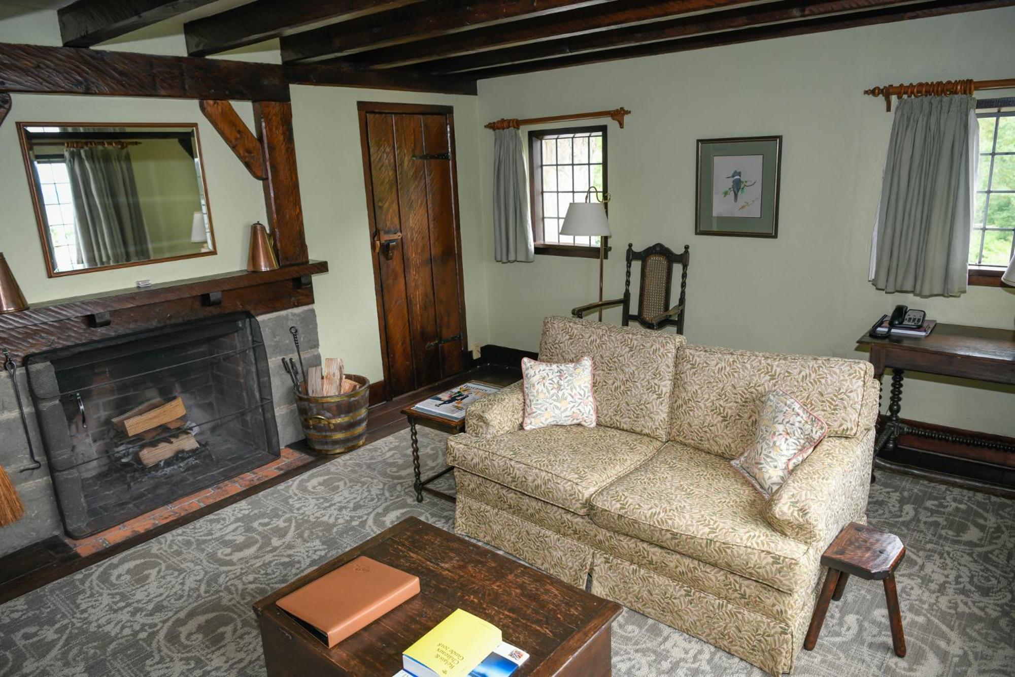 Premier Queen Suite - Manor East photo 3