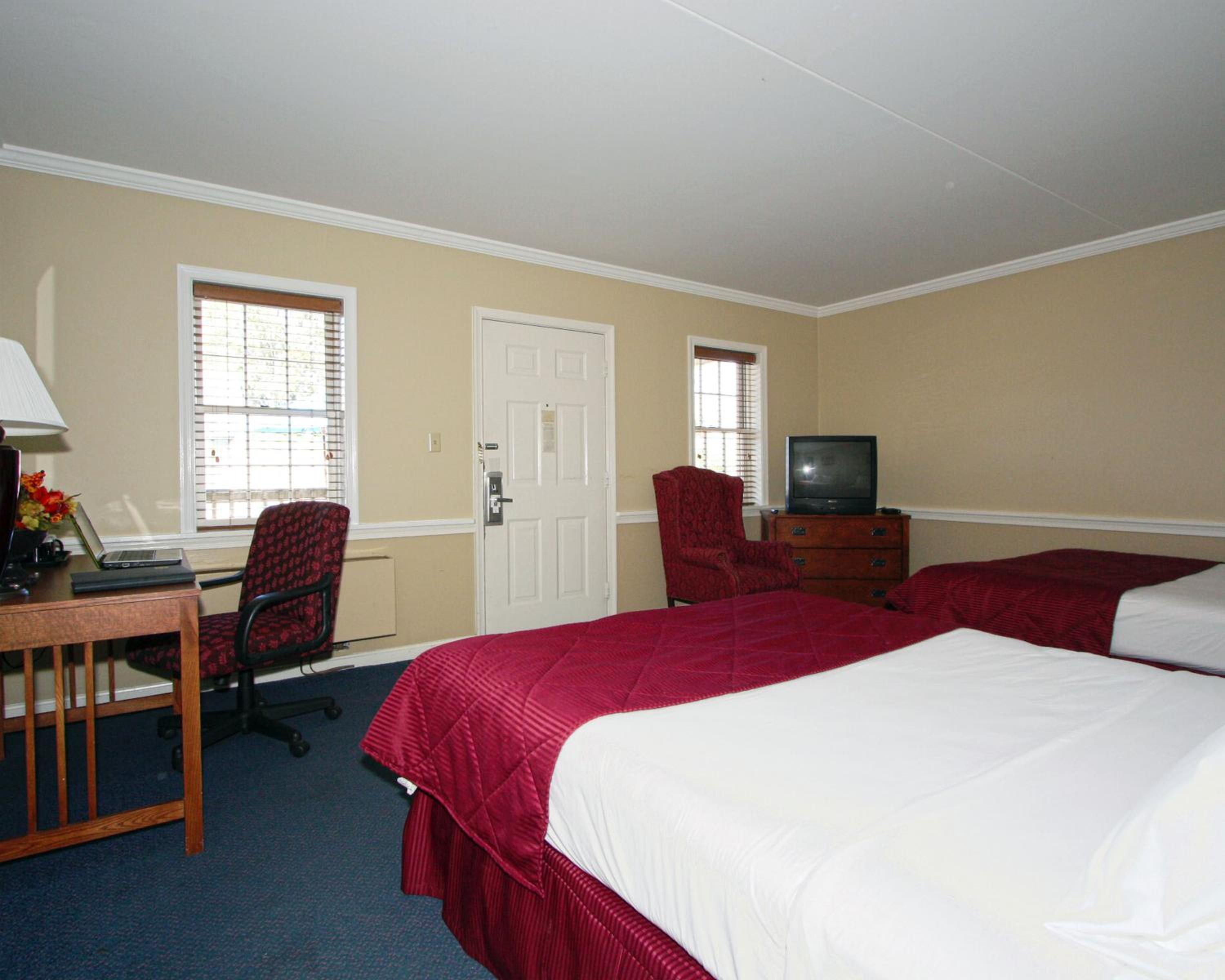 Queen Room with Two Queen Beds - Pet Friendly photo 3