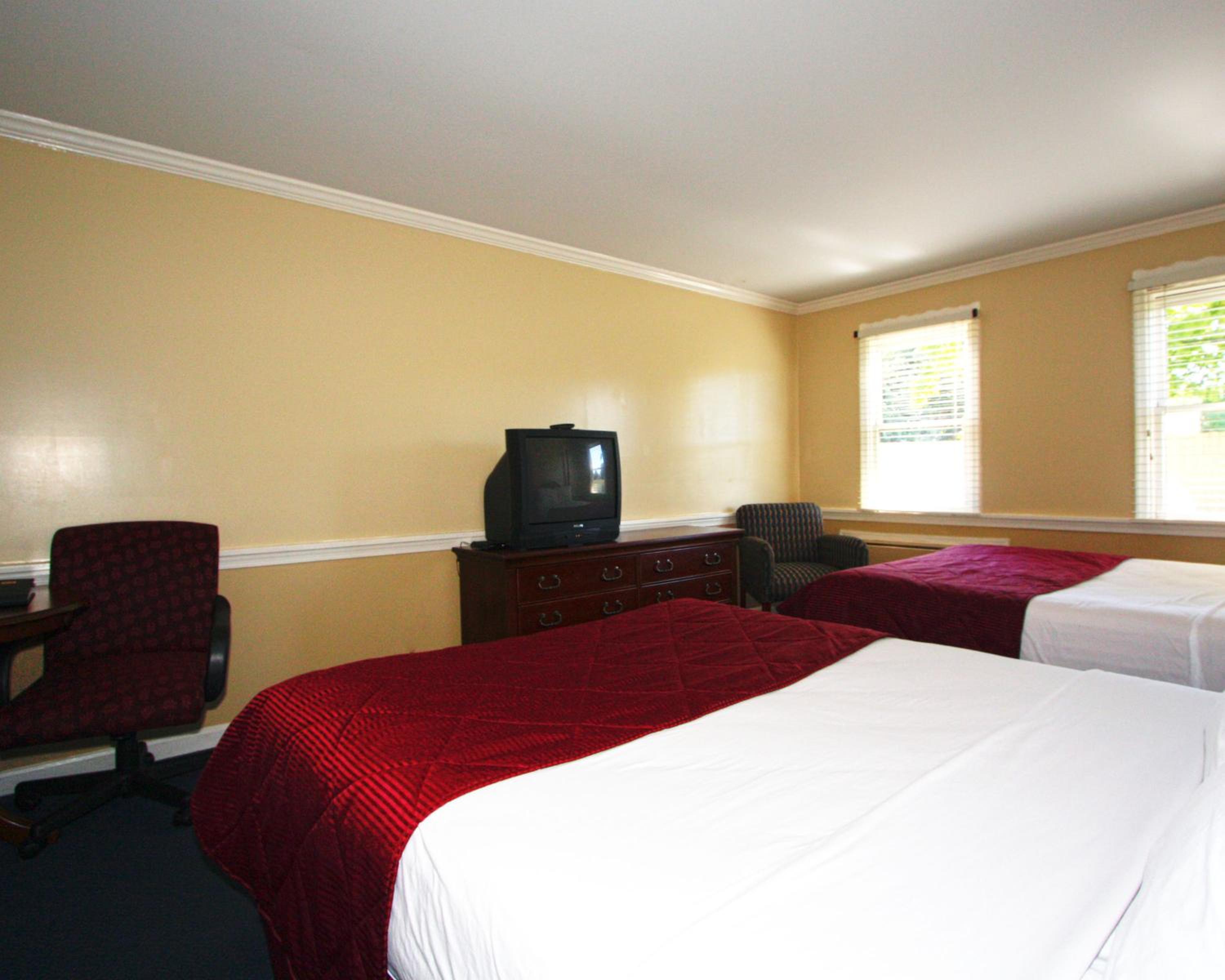 Queen Room with Two Queen Beds - Pet Friendly photo 2