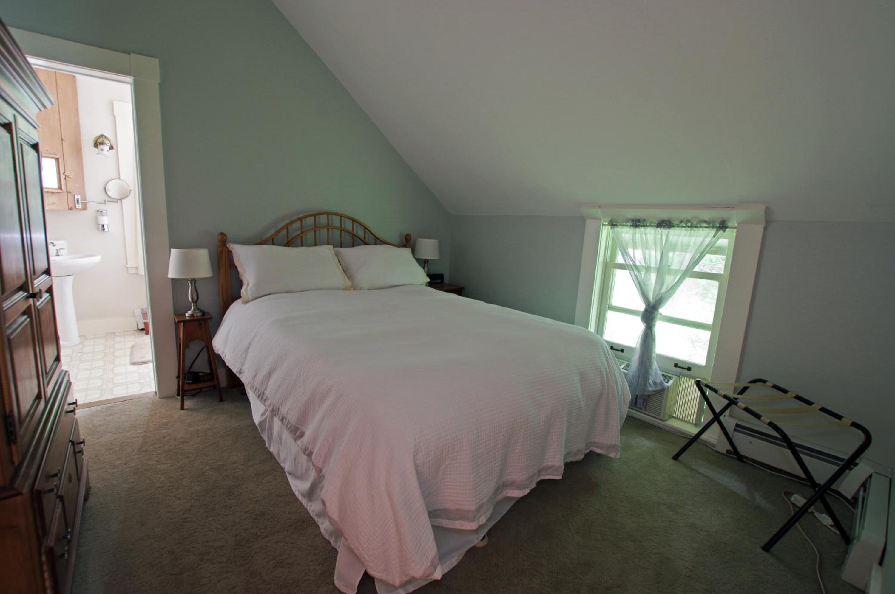 Queen Suite with Spa Bath photo 3