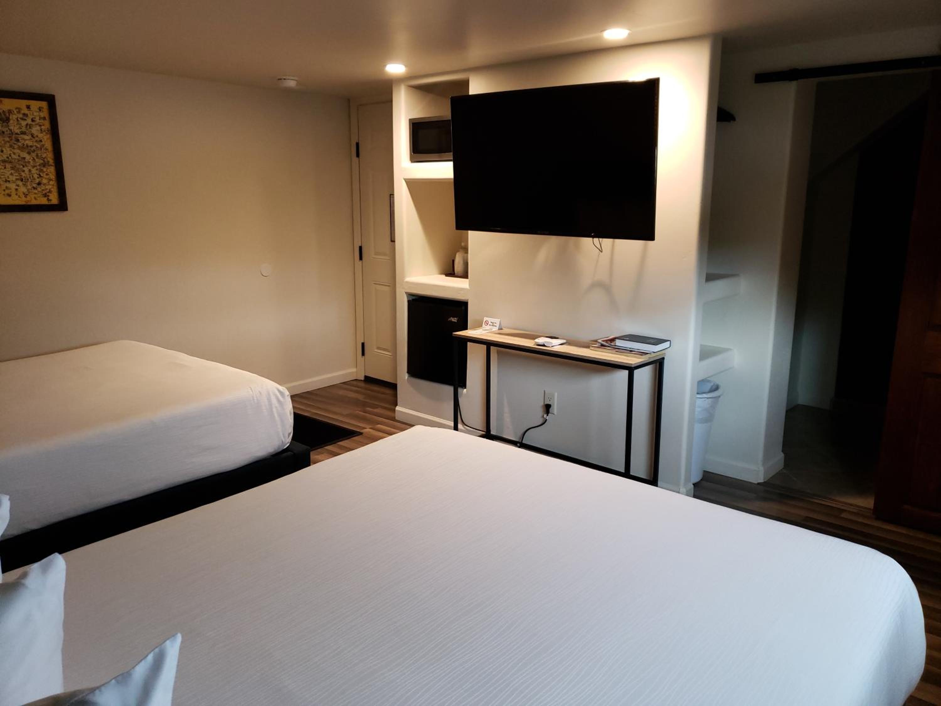 Queen Room with Two Queen Beds photo 1