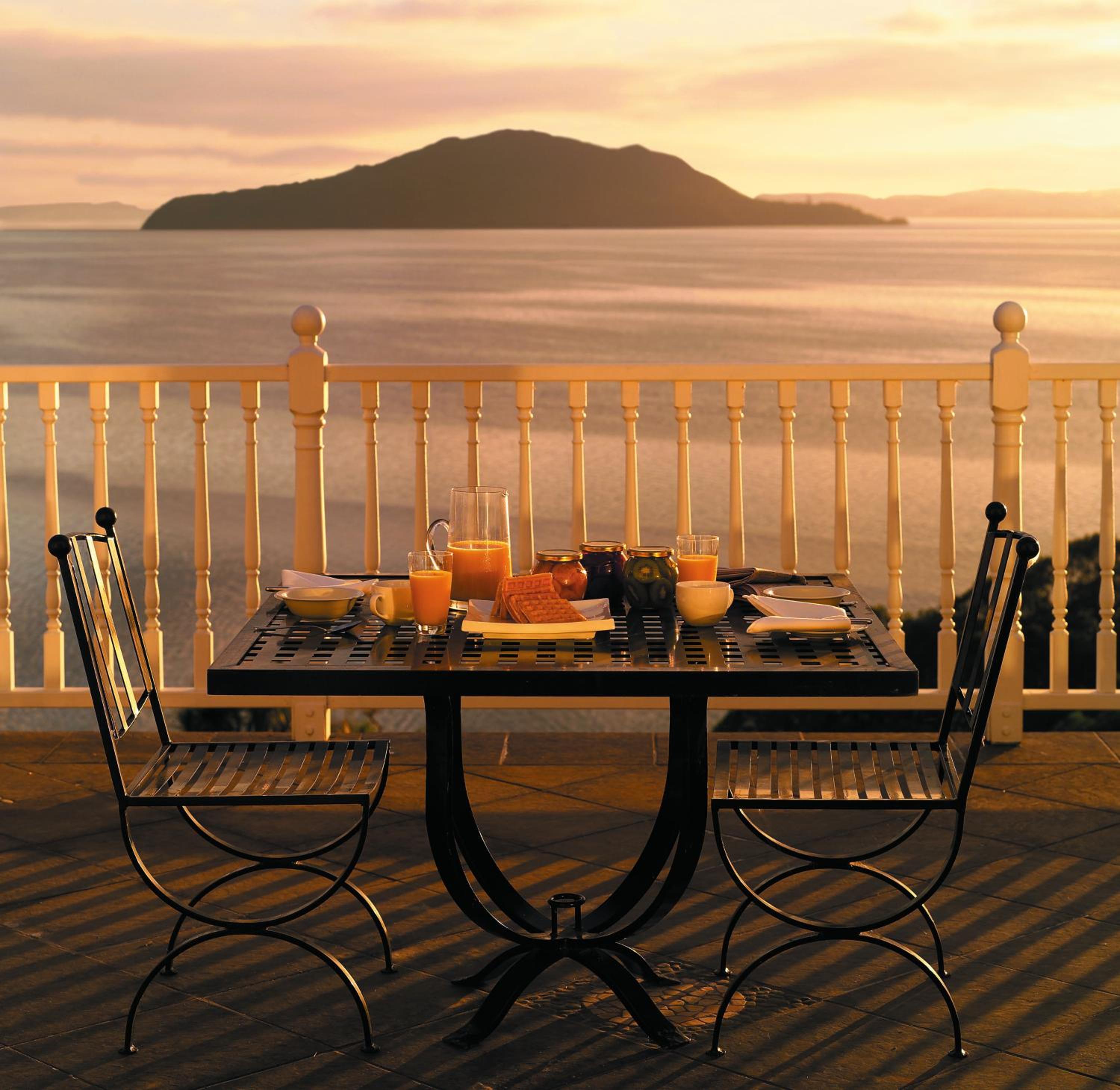 Deluxe Suite with Lake View - Photo 6