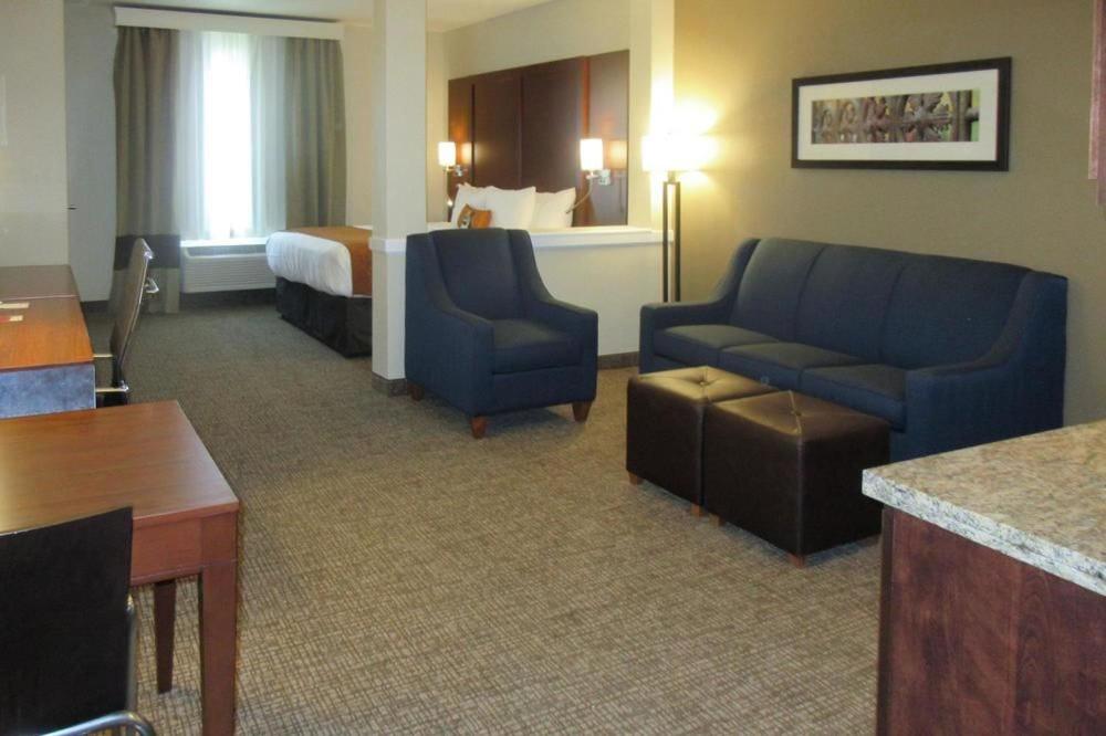 King Suite with Sofa Bed - Non-Smoking photo 2