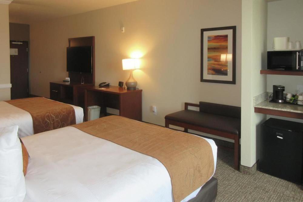 Queen Suite with Two Queen Beds and Sofa Bed - Non-Smoking photo 1