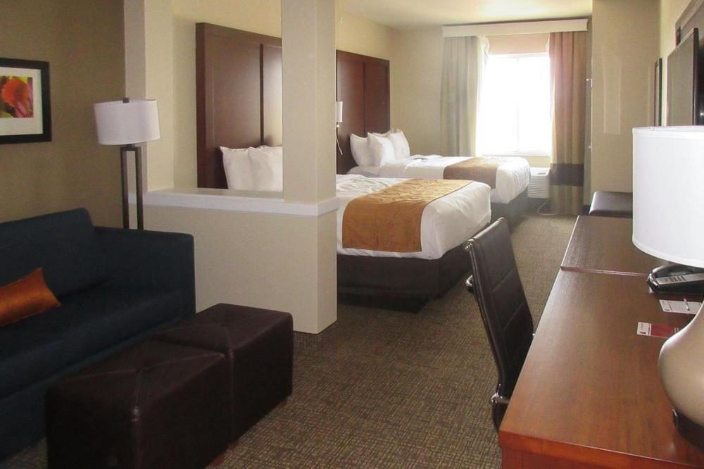 Queen Suite with Two Queen Beds - Accessible/Non-Smoking photo 2