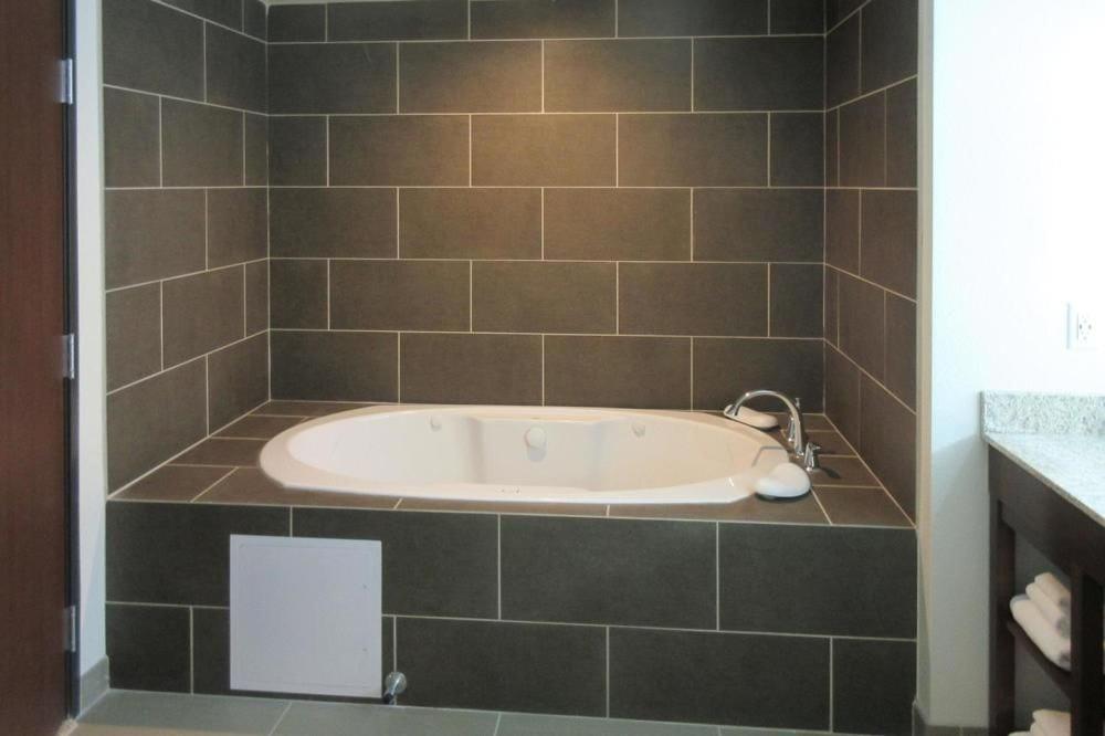 King Suite with Sofa Bed and Spa Bath - Non-Smoking photo 2