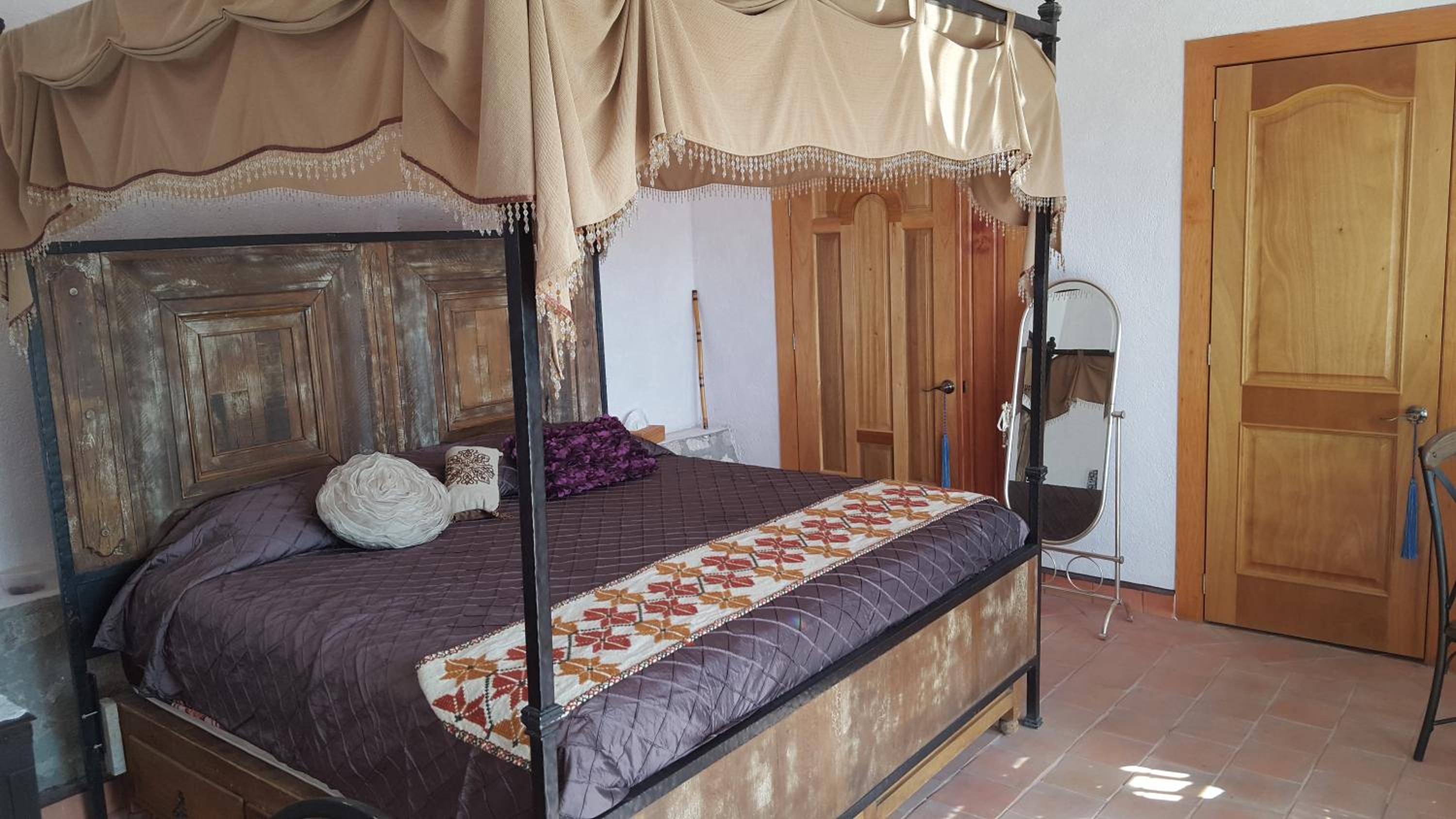 Deluxe King Room - Photo 7
