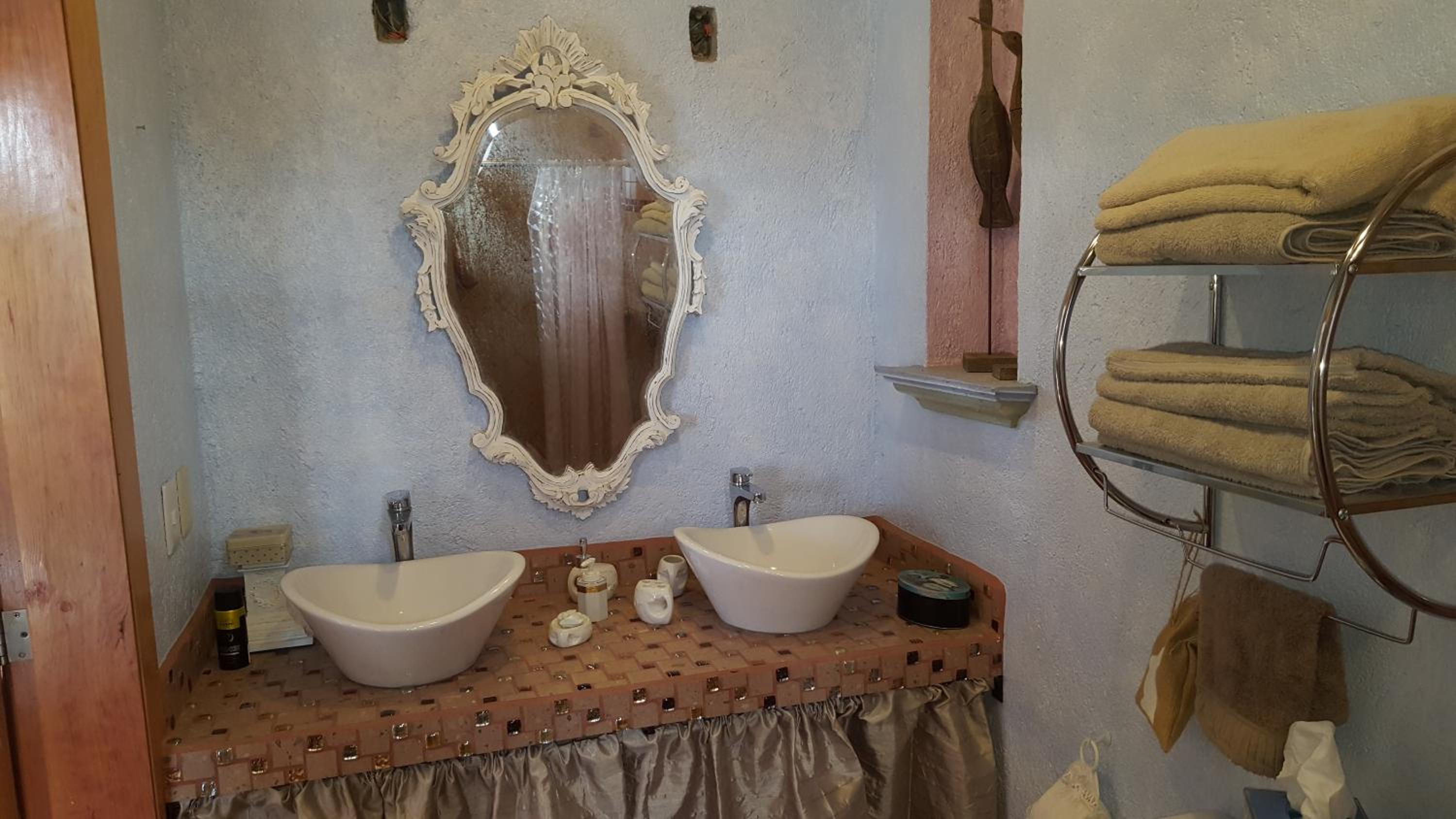 Deluxe King Room - Photo 9