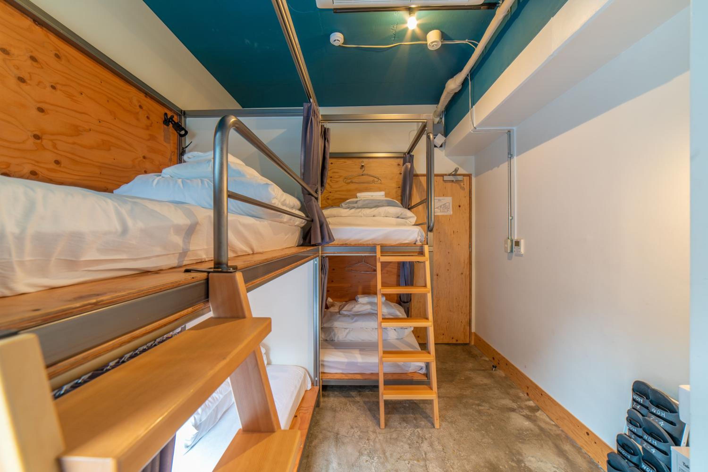 Quadruple Room with Shared Bathroom photo 2
