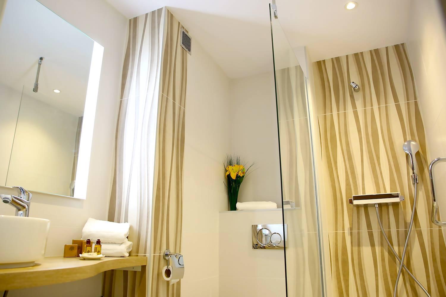 Standard Double or Twin Room - City View photo 3