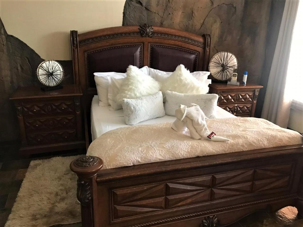 Deluxe Queen Suite - Photo 6