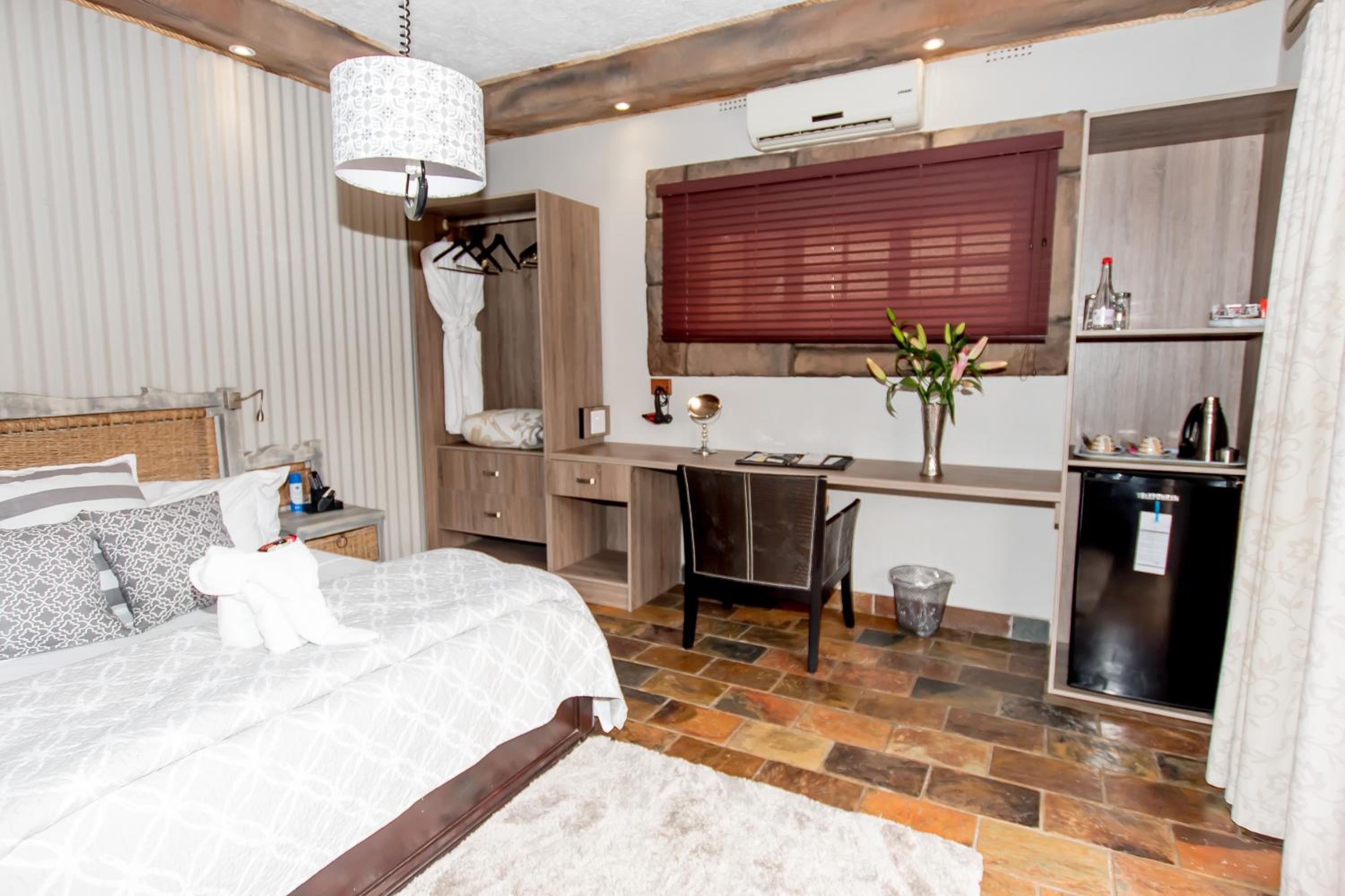 Queen Room - Photo 9