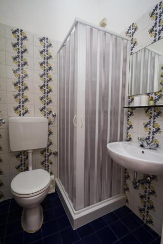 Economy Double or Twin Room photo 3