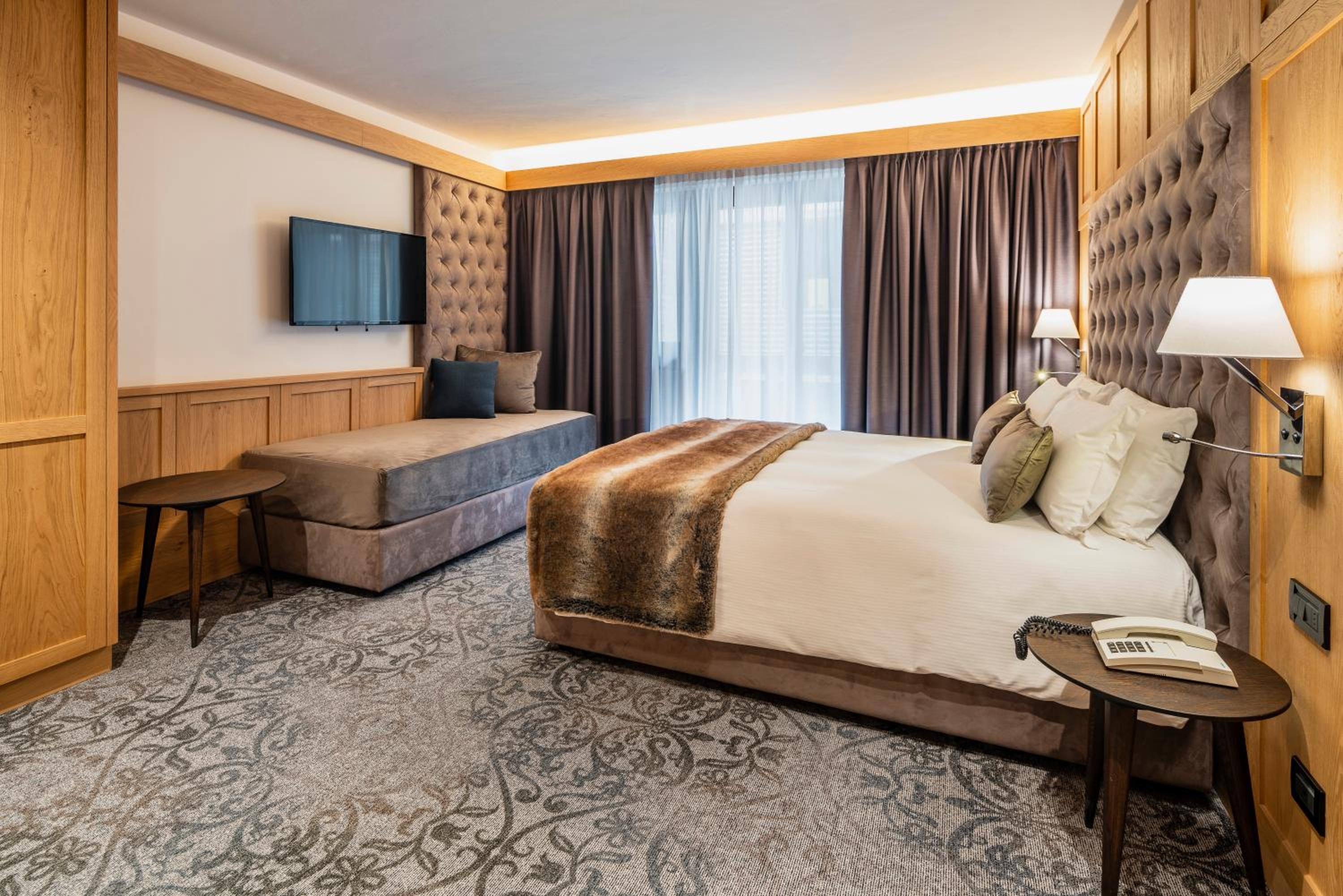 Premium Double Room with Balcony - Photo 6