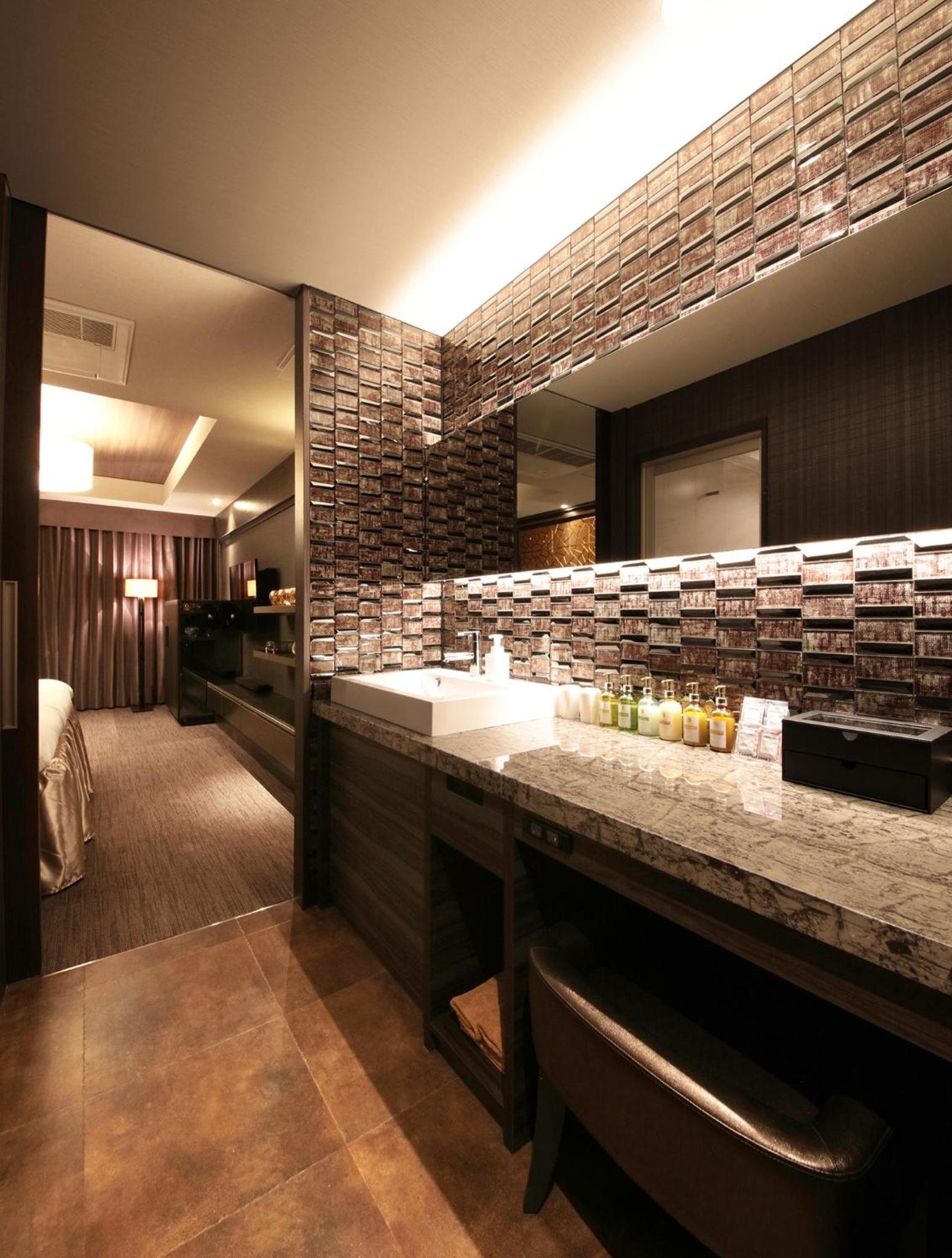 Deluxe King Room - Non-Smoking - Photo 5