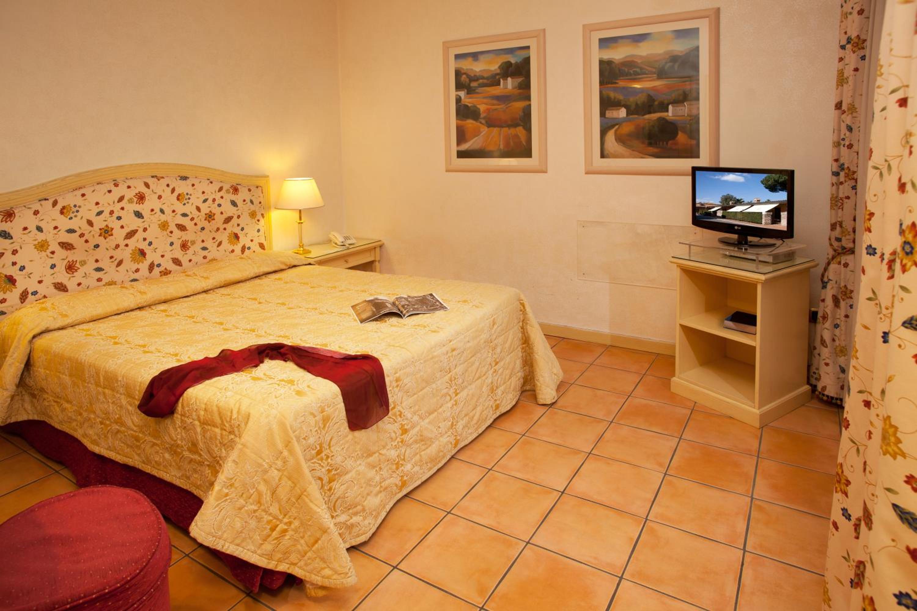 Double or Twin Room with Private Patio photo 1