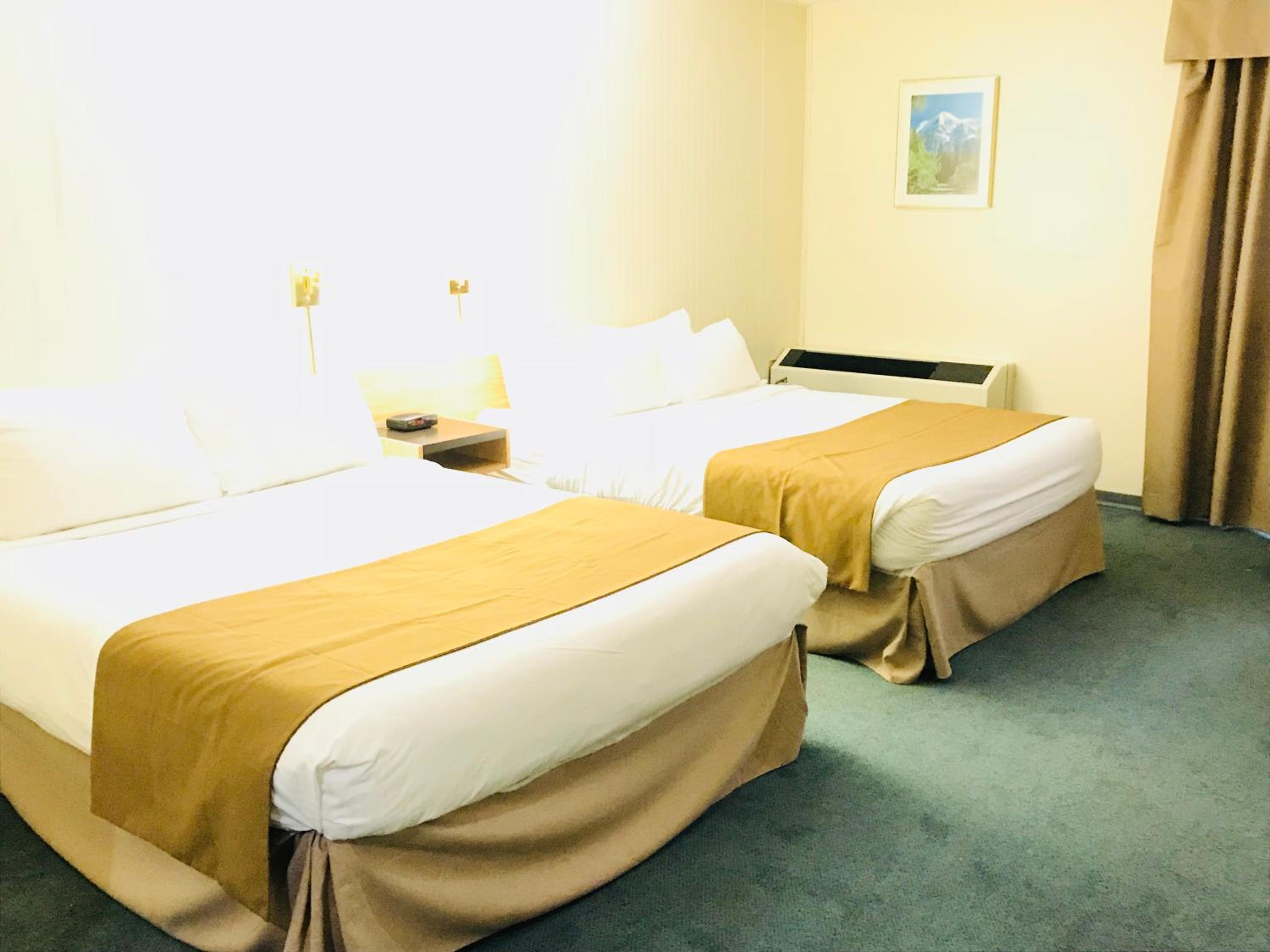 Queen Room with Two Queen Beds - Non-Smoking photo 2