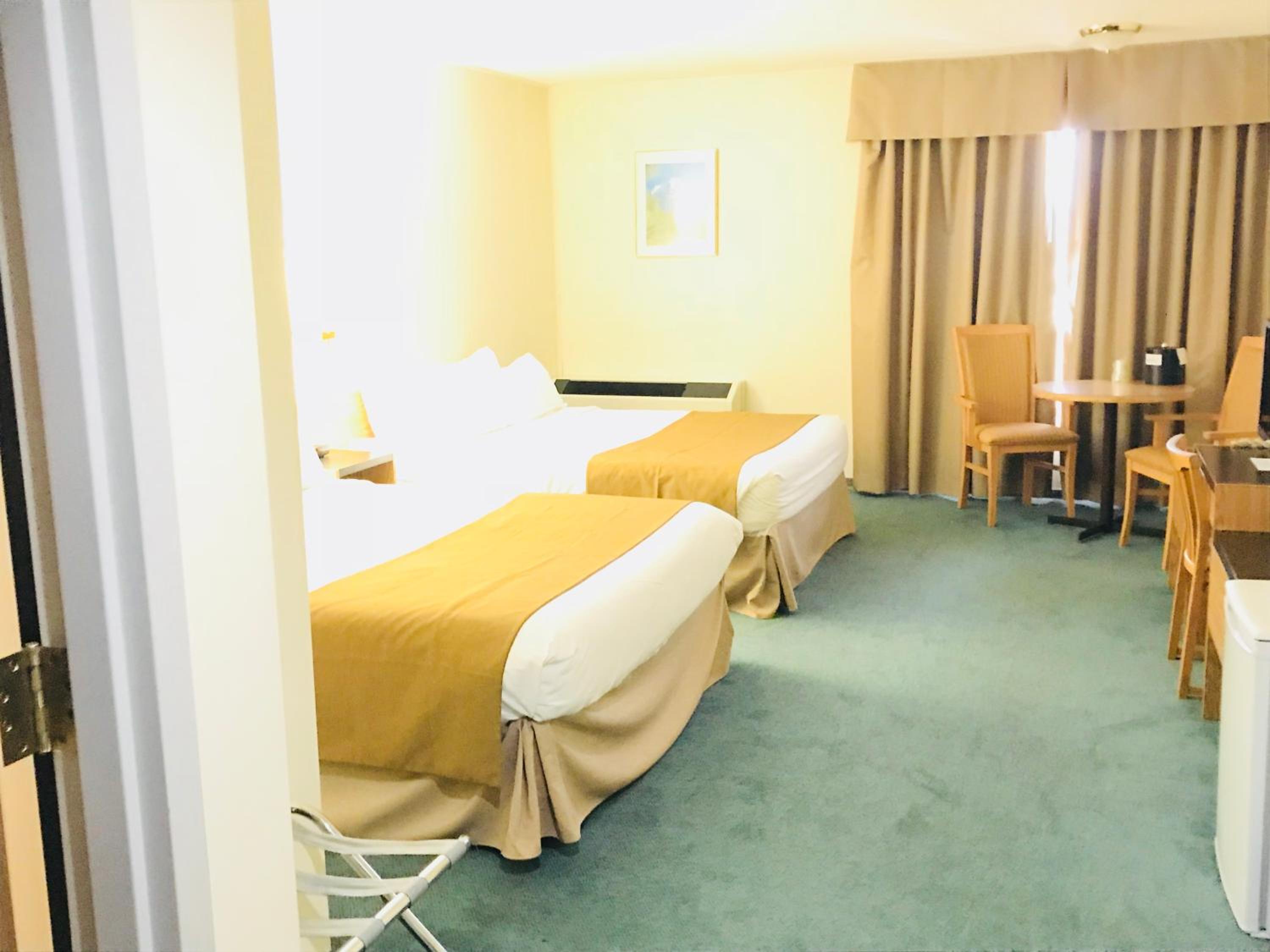 Queen Room with Two Queen Beds - Non-Smoking photo 3