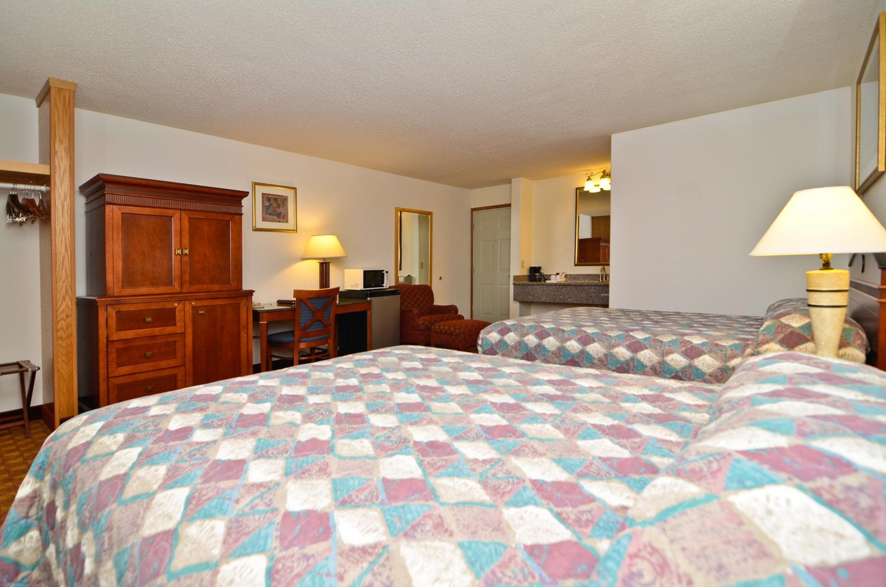 Queen Room with Two Queen Beds - Non-Smoking - Photo 1