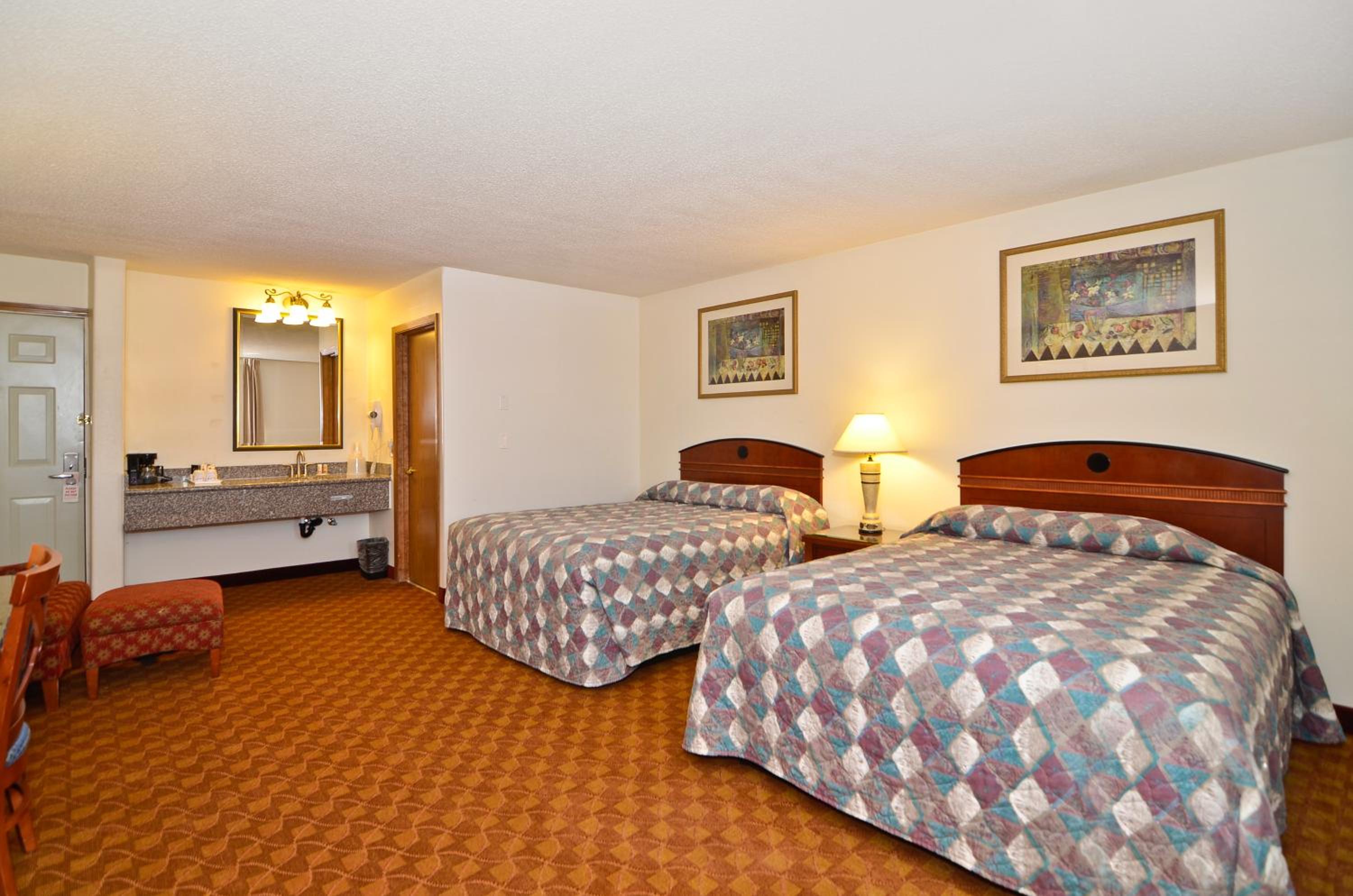 Queen Room with Two Queen Beds - Non-Smoking - Photo 3