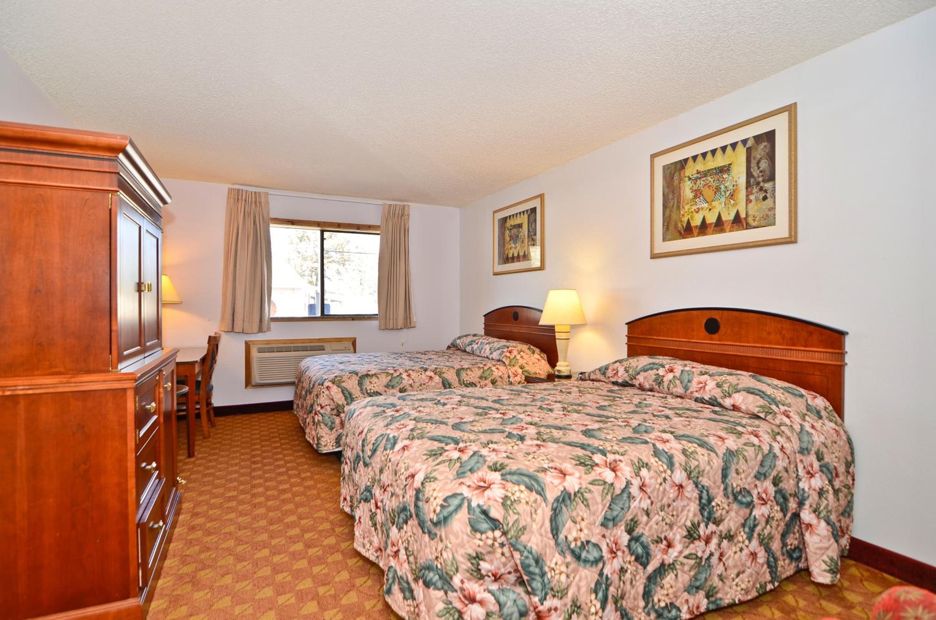 Queen Room with Two Queen Beds - Non-Smoking - Photo 4