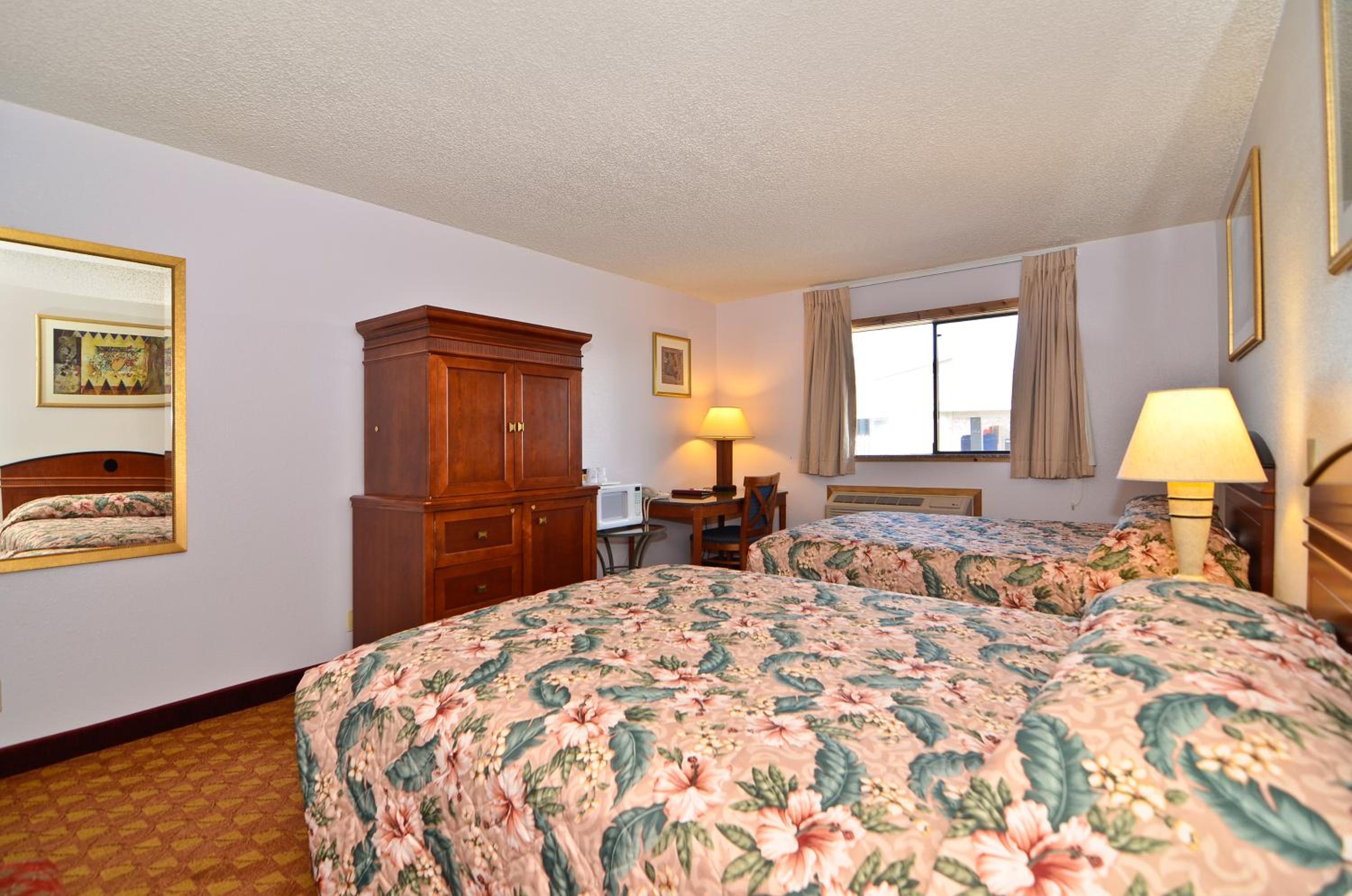 Queen Room with Two Queen Beds - Non-Smoking - Photo 2