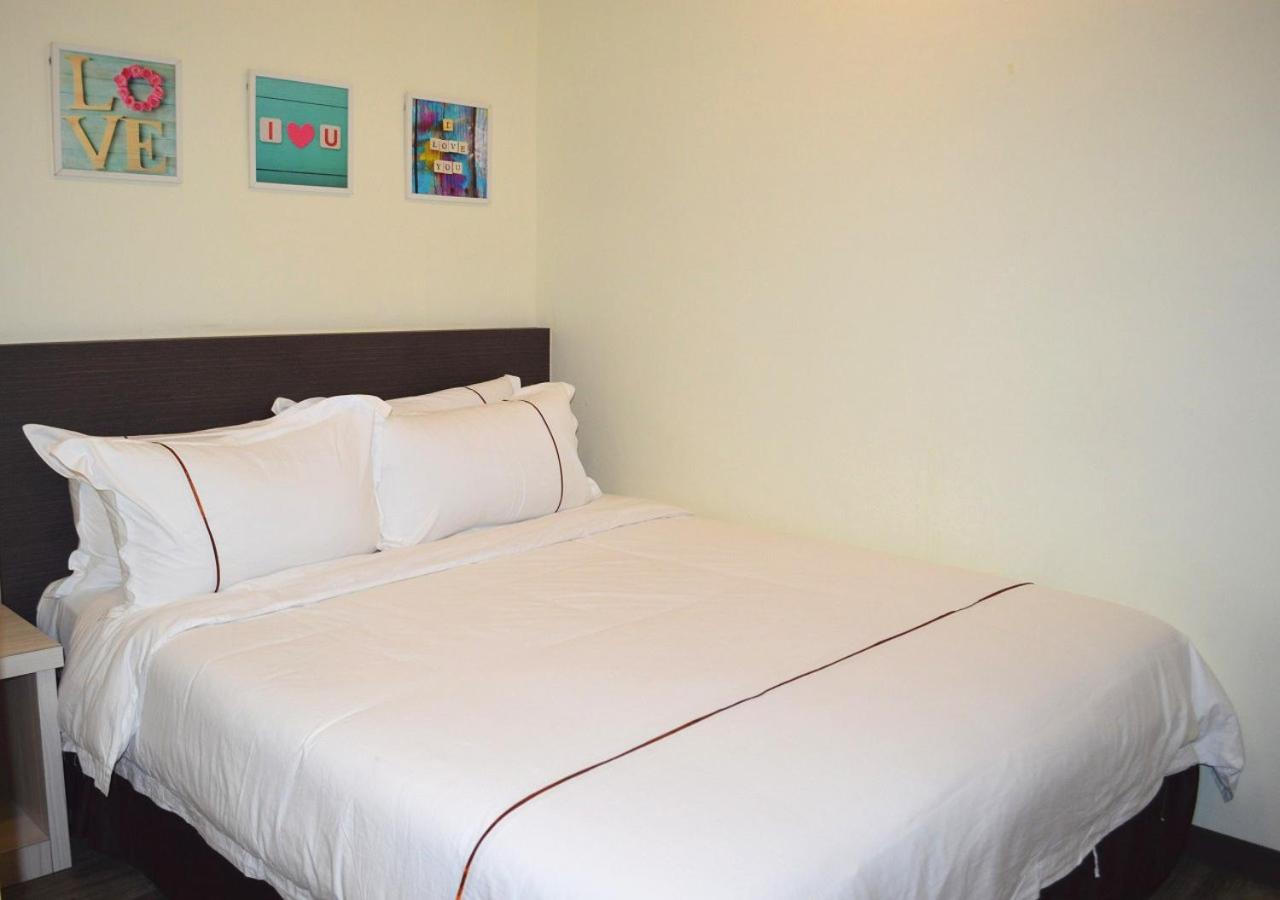 Standard Queen Room - no window photo 3