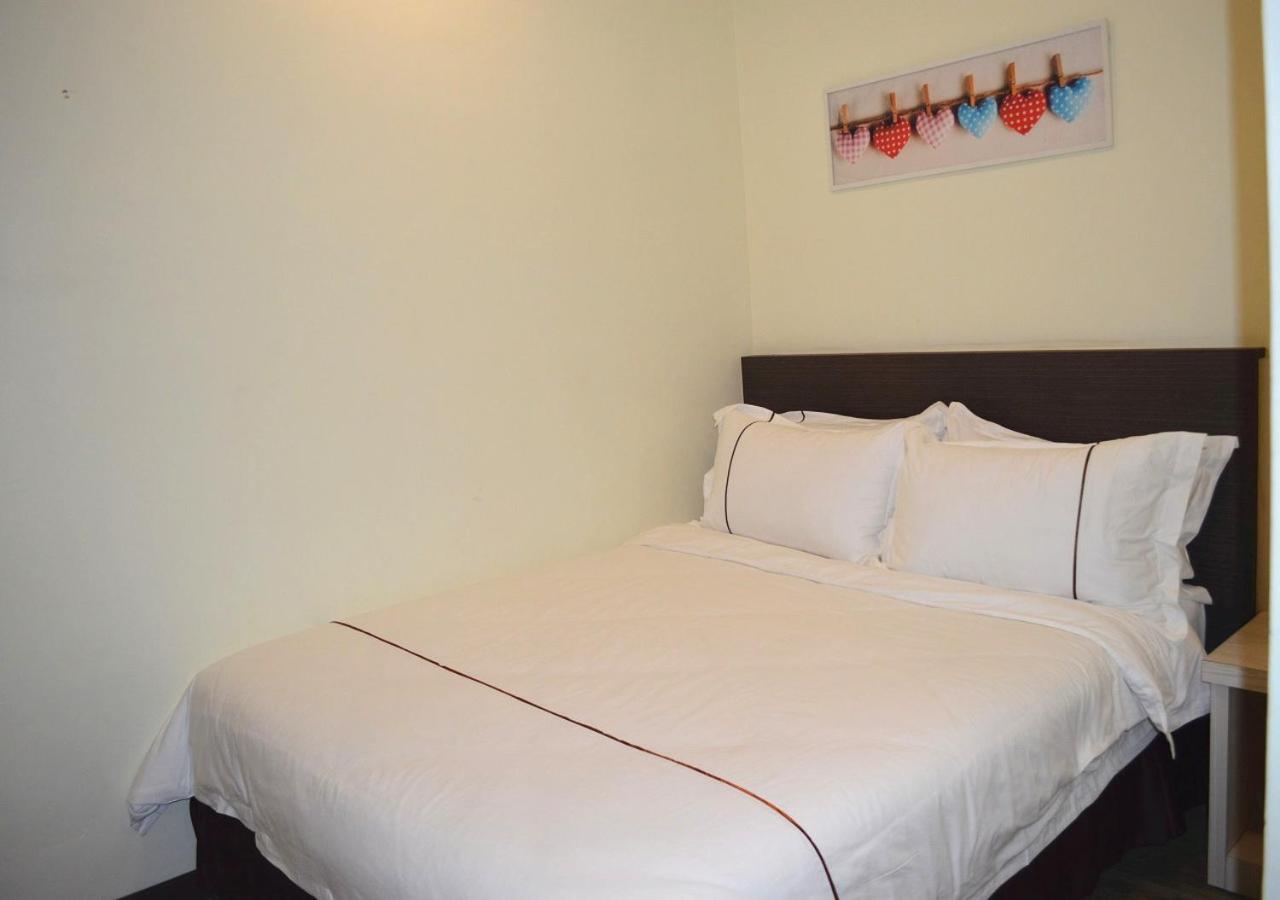 Standard Queen Room - no window photo 2