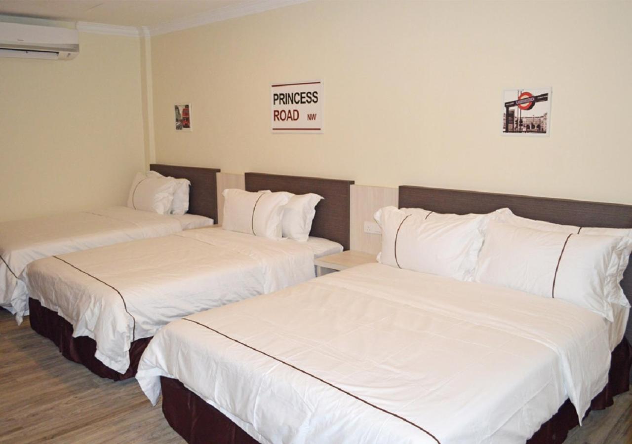 Family Room 3 - Photo 3