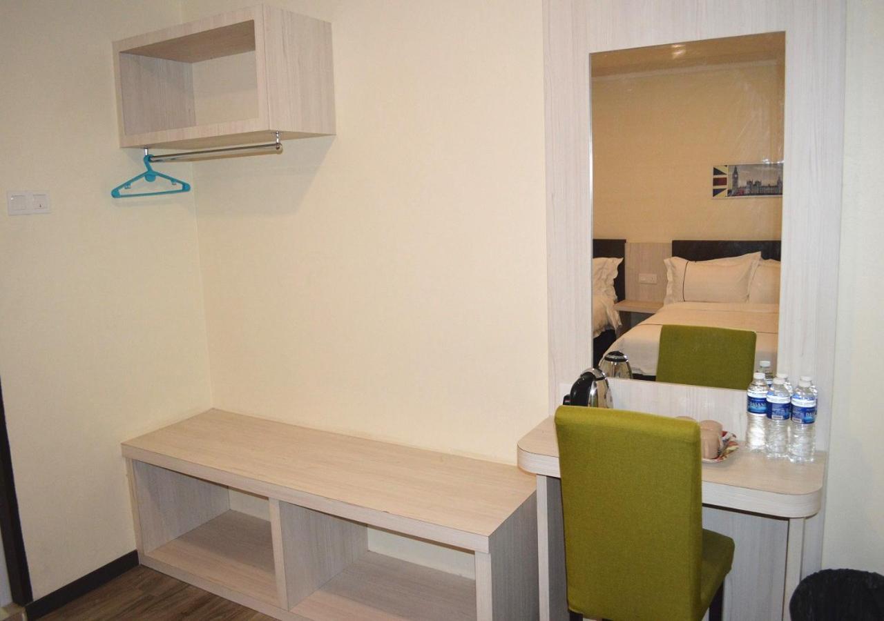 Family Room 4 - Photo 4