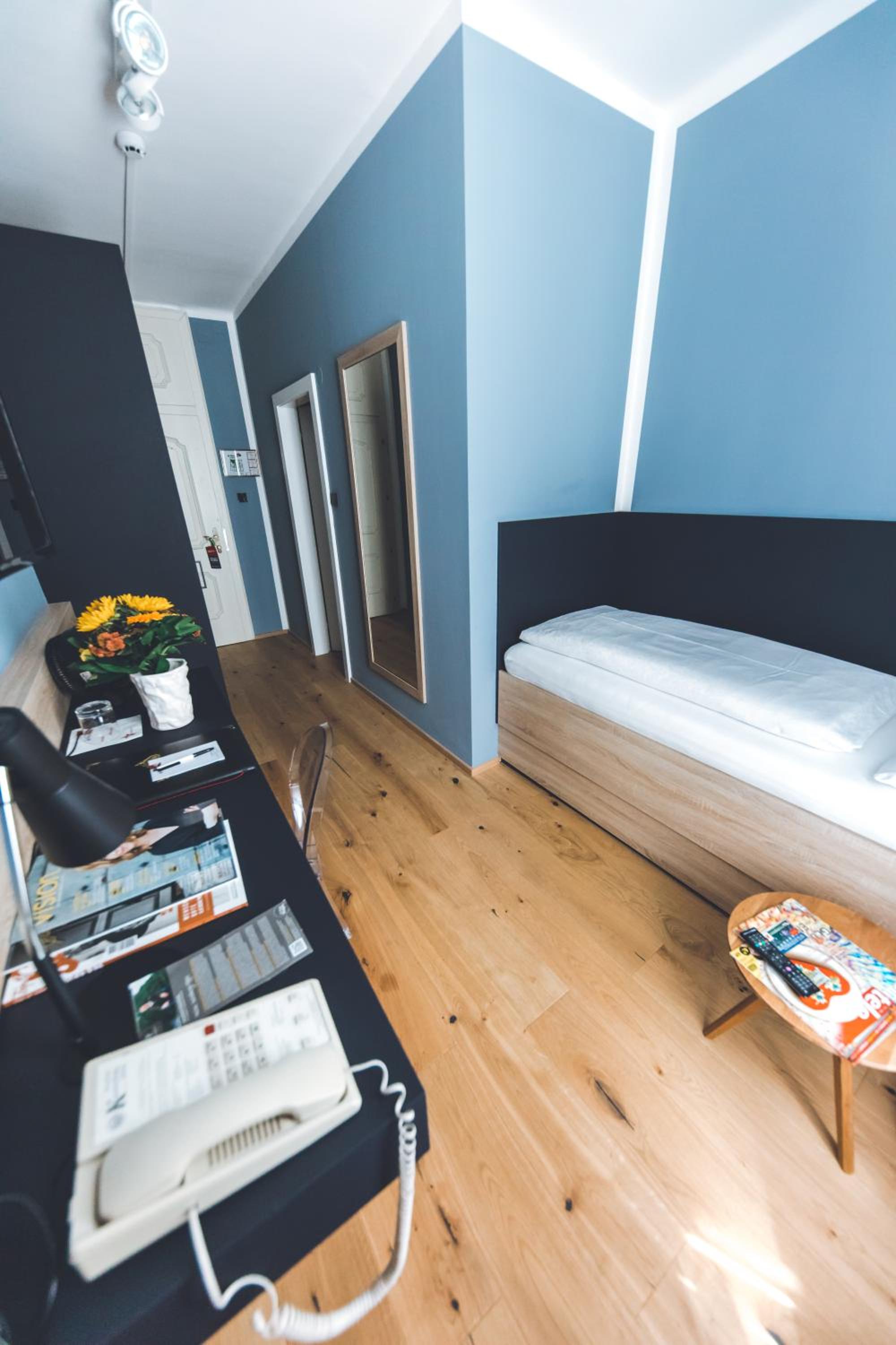 Single Room thumbnail 6