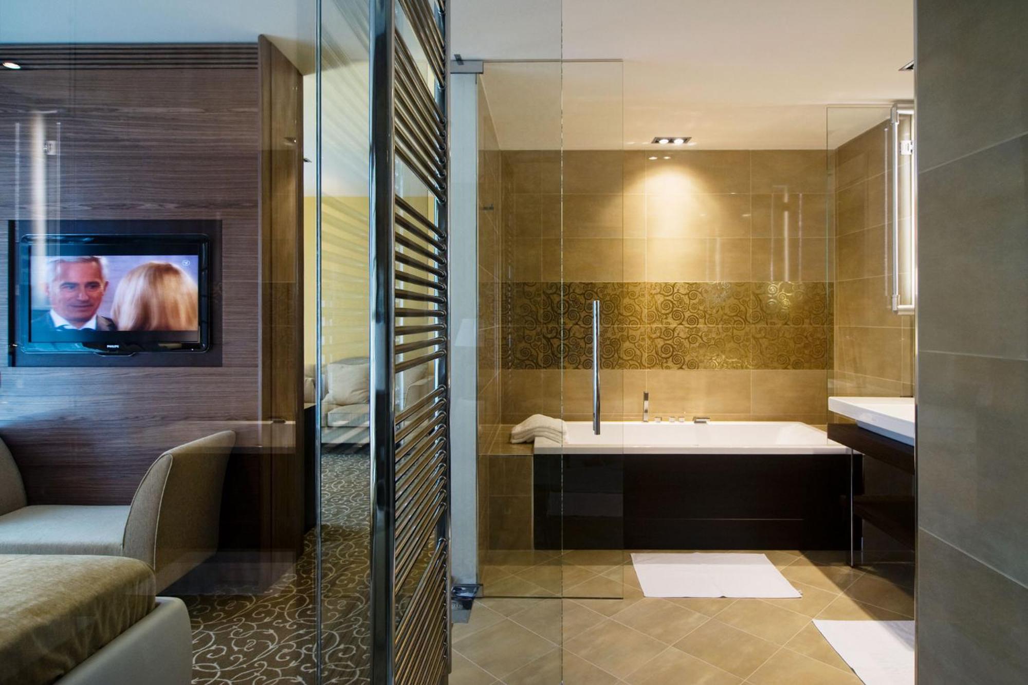 Deluxe Double Room - Photo 12