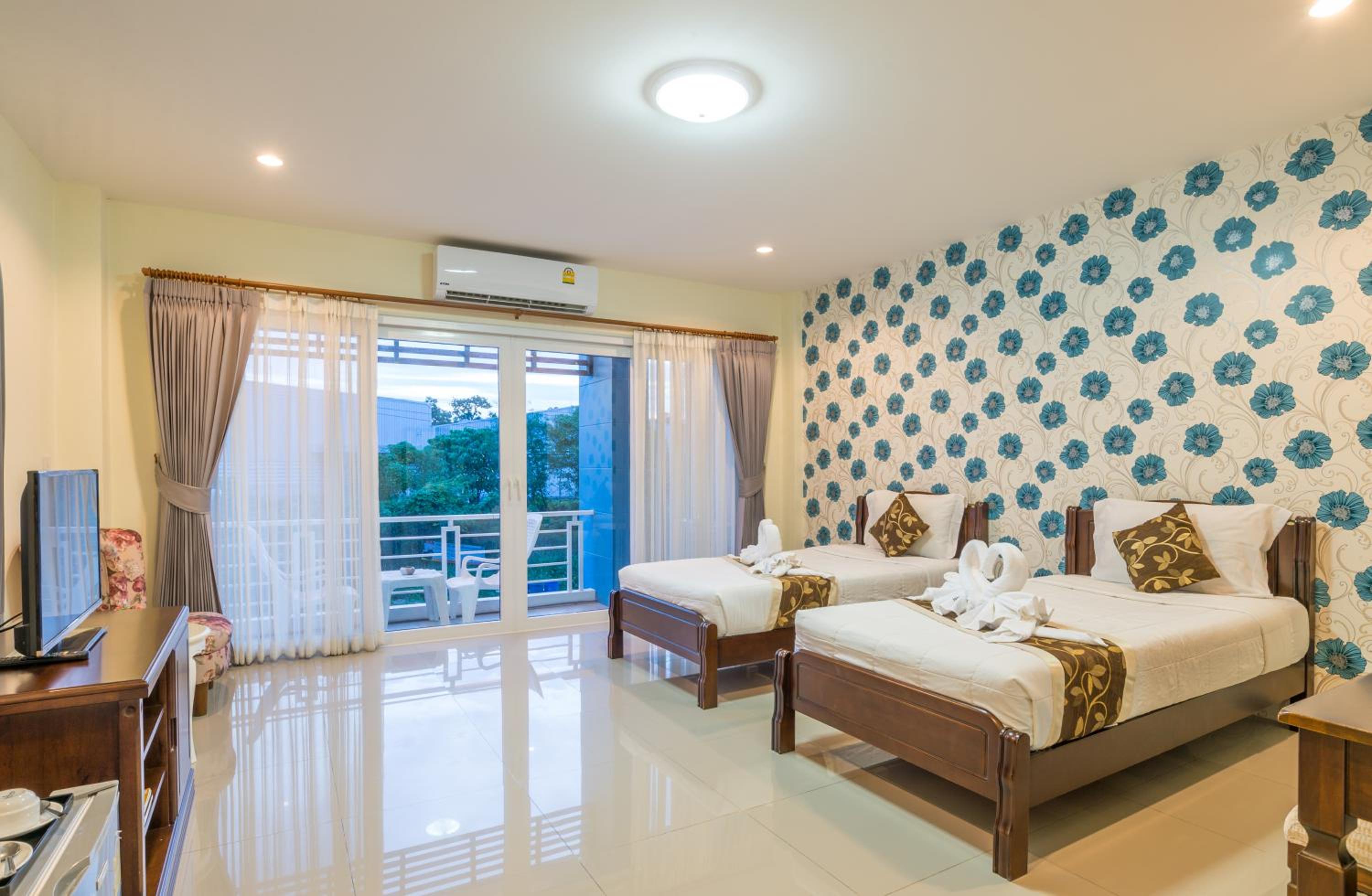 Twin bedded room photo 1