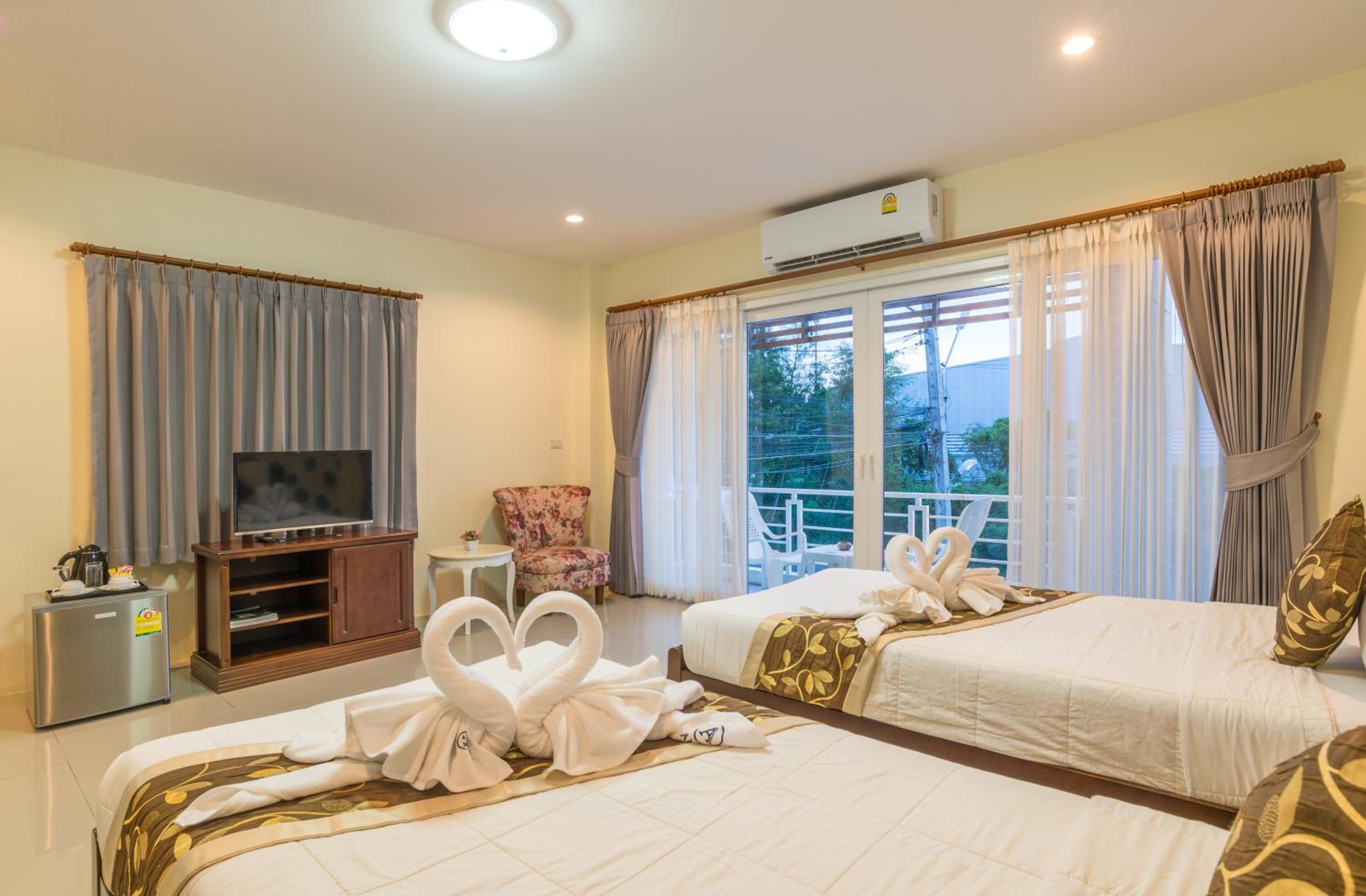 Twin bedded room photo 3