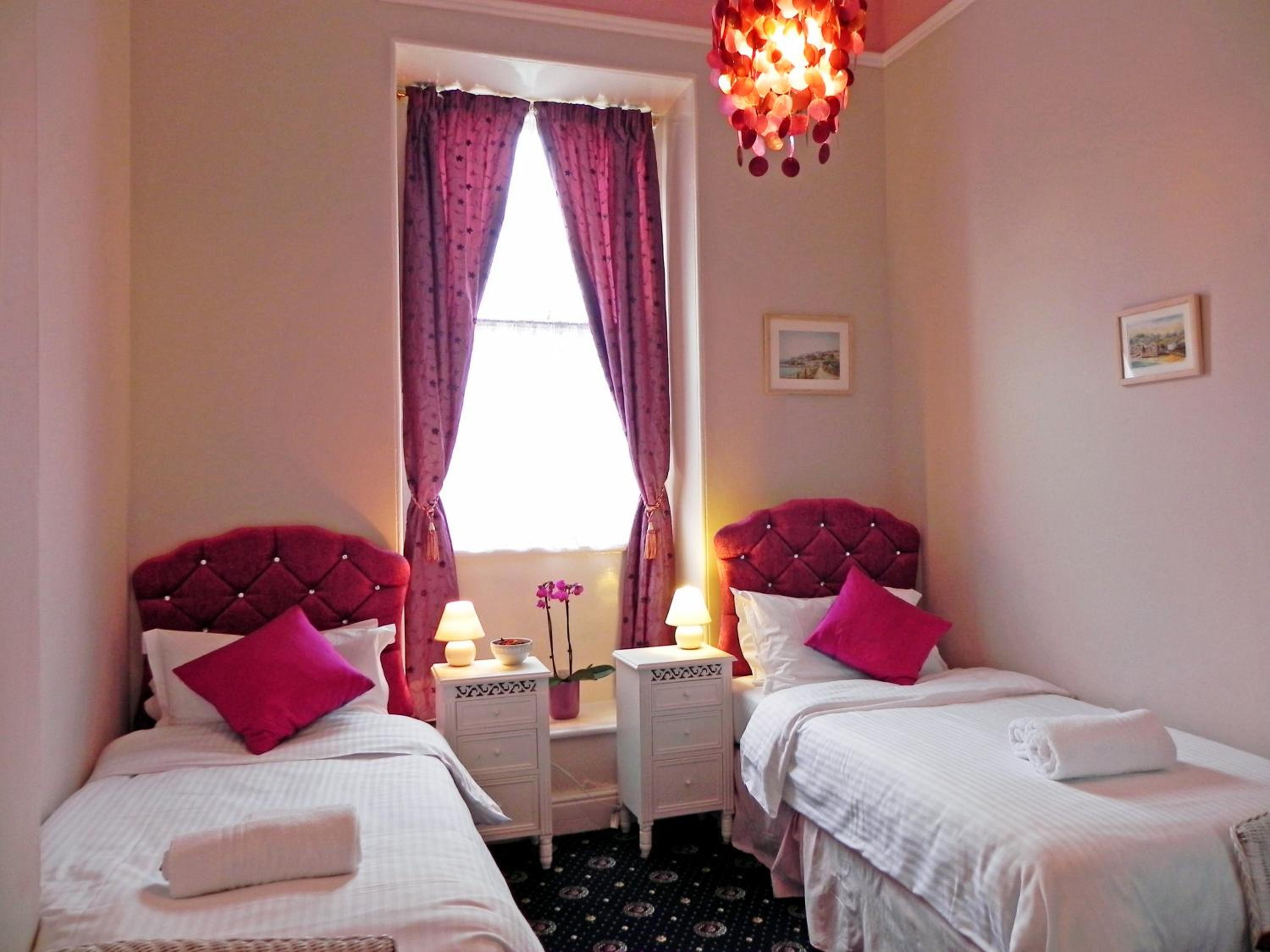 Medium Twin Room - Room 5 photo 3