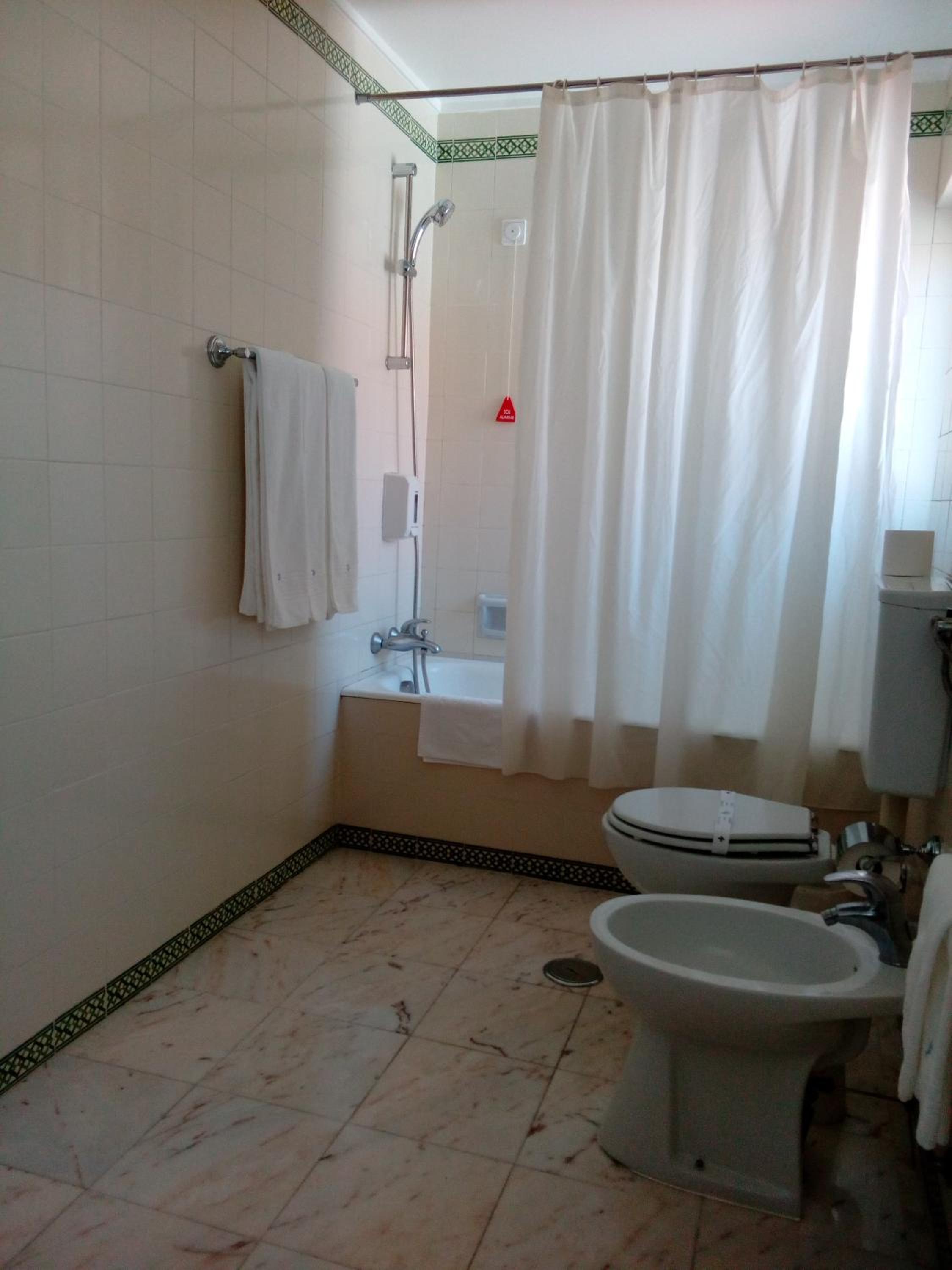 Standard Twin Room - Photo 2