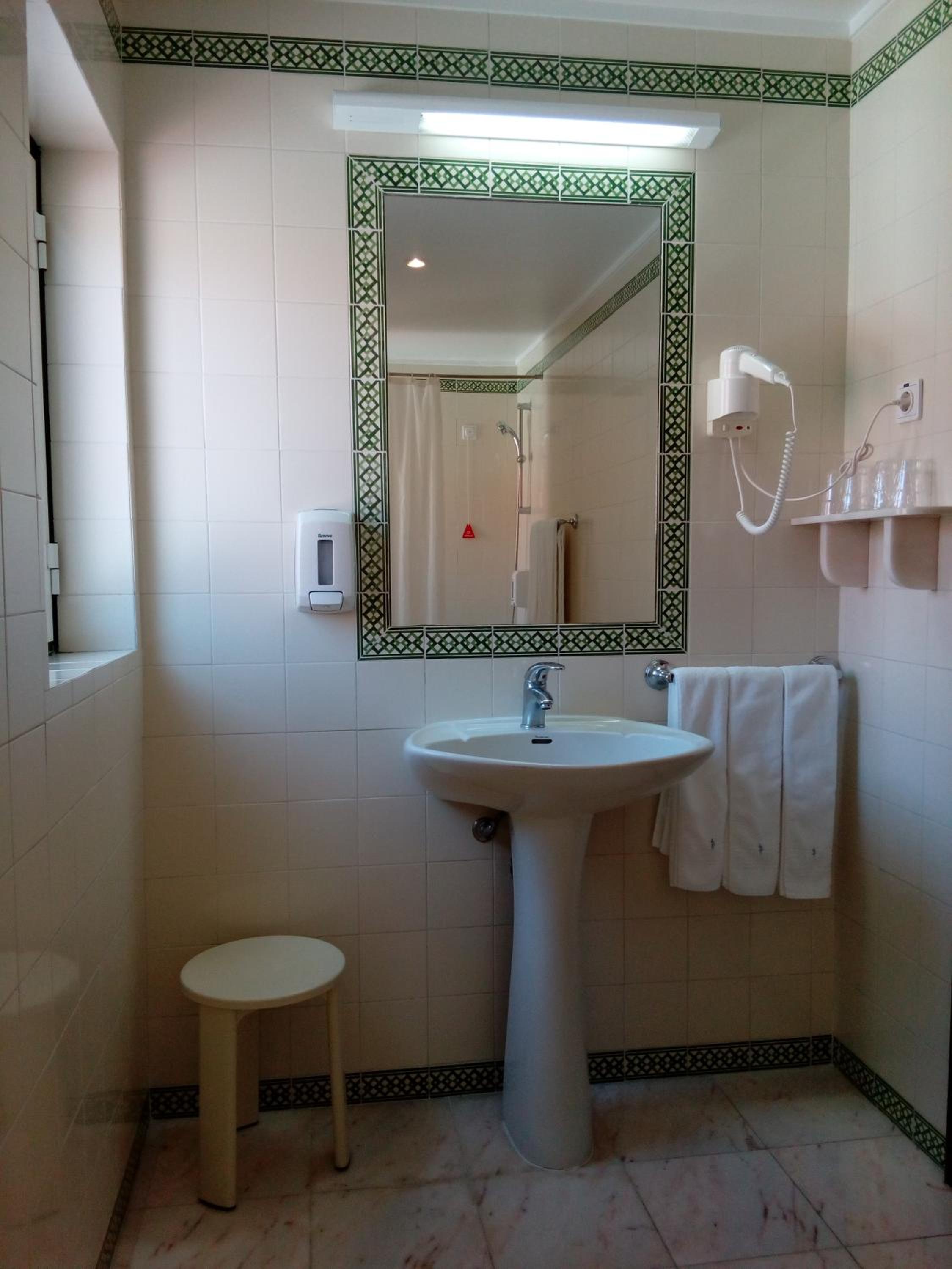 Standard Twin Room - Photo 3
