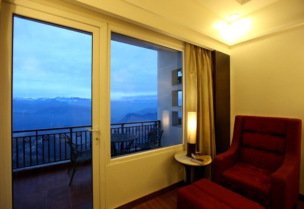 Superior Room with Private Balcony - Photo 7