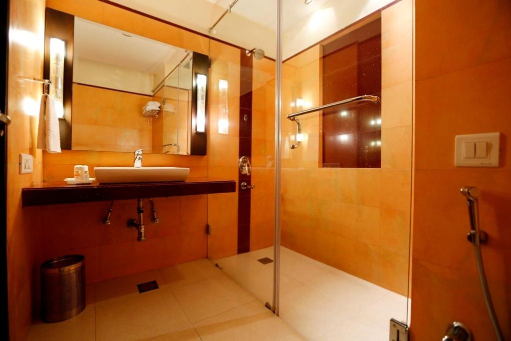 Superior Room with Private Balcony - Photo 6