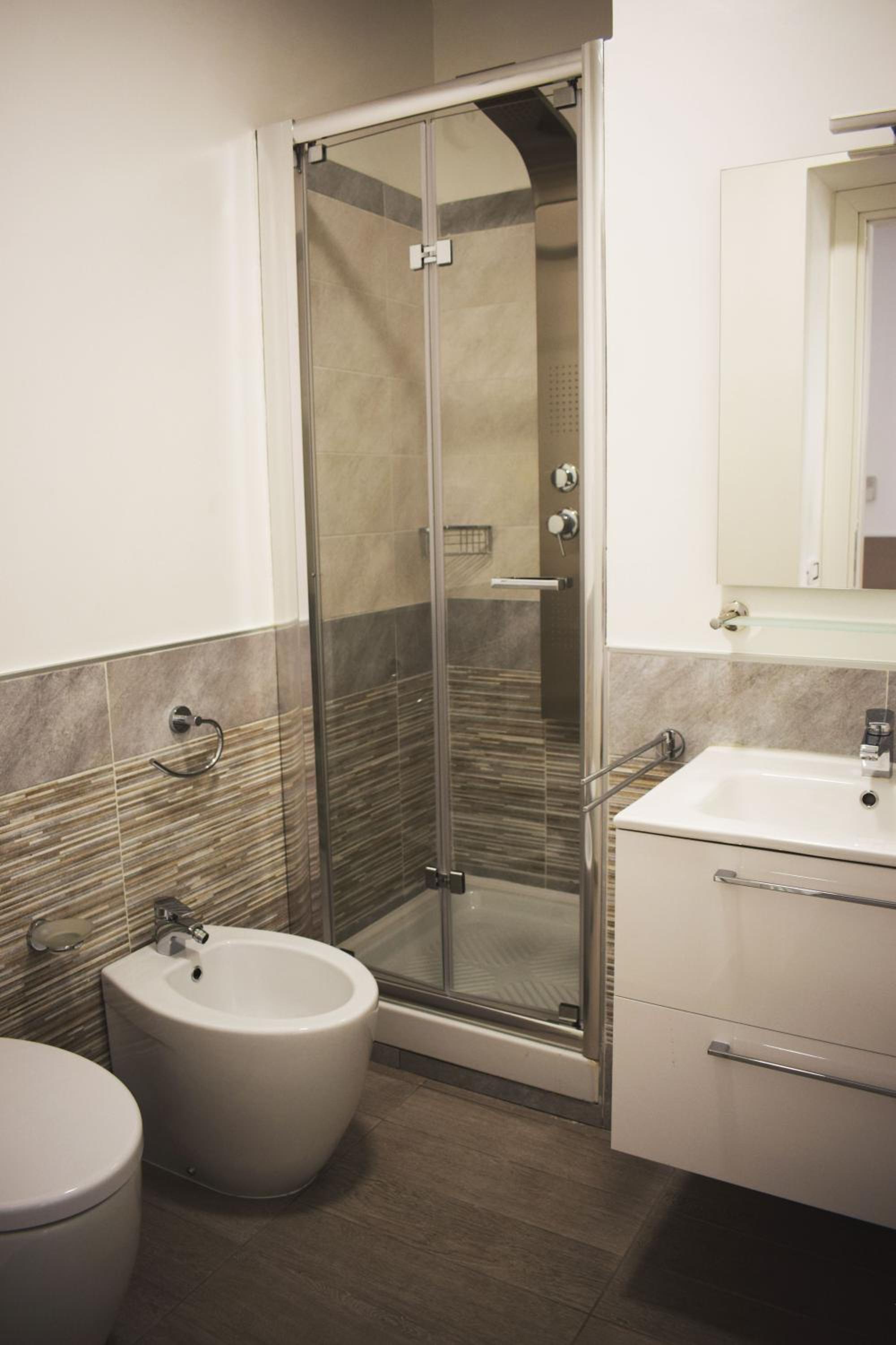 Standard King Room - Photo 15