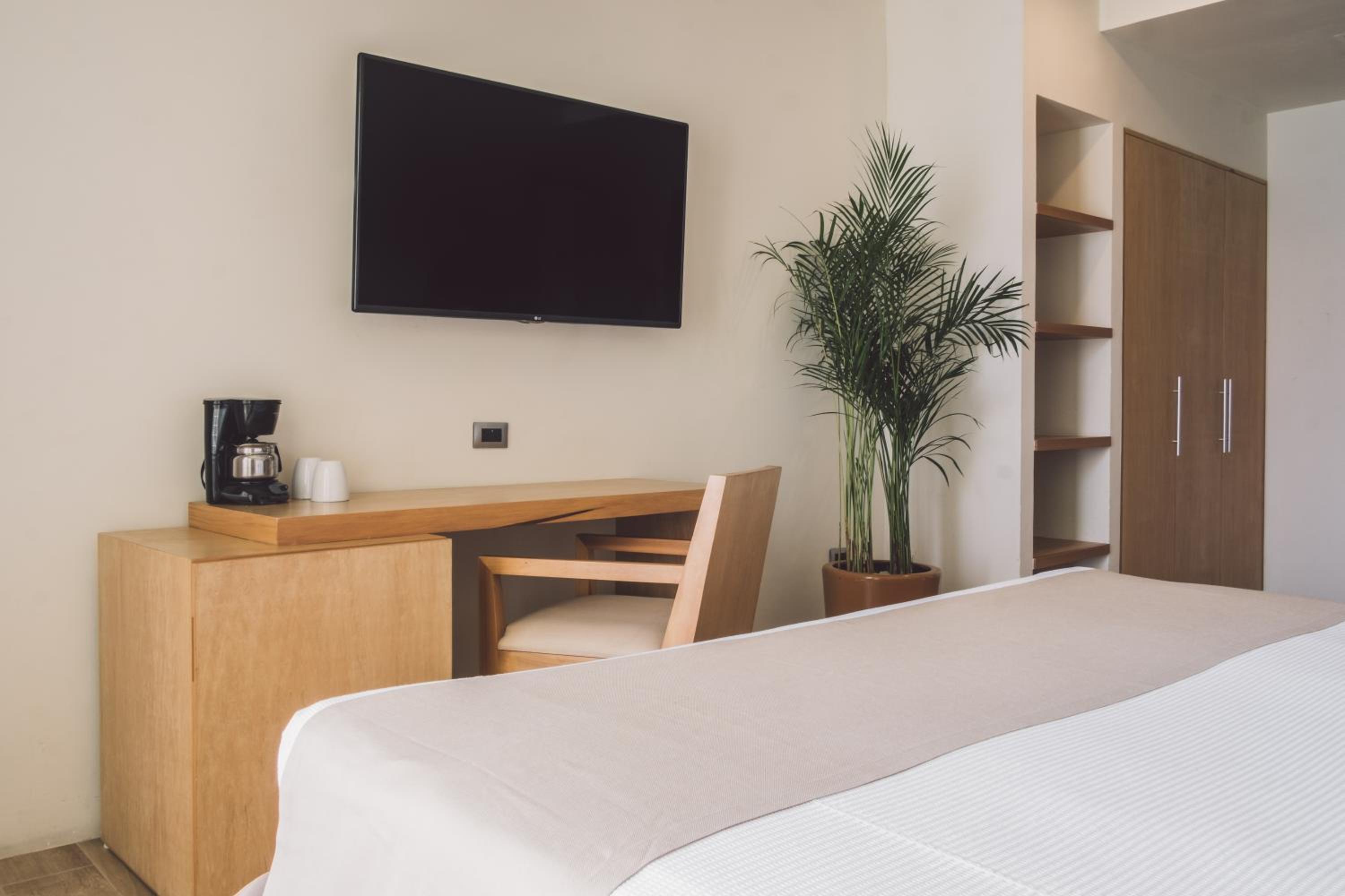 Available room thumbnail 5