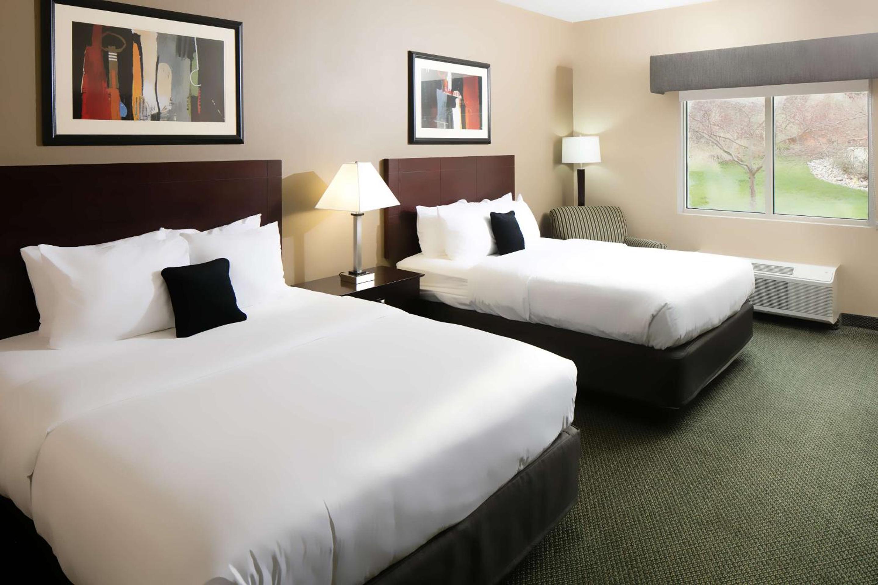 One-Bedroom Suite with Two Queen Beds and Sofa Bed - Non-Smoking - Photo 3