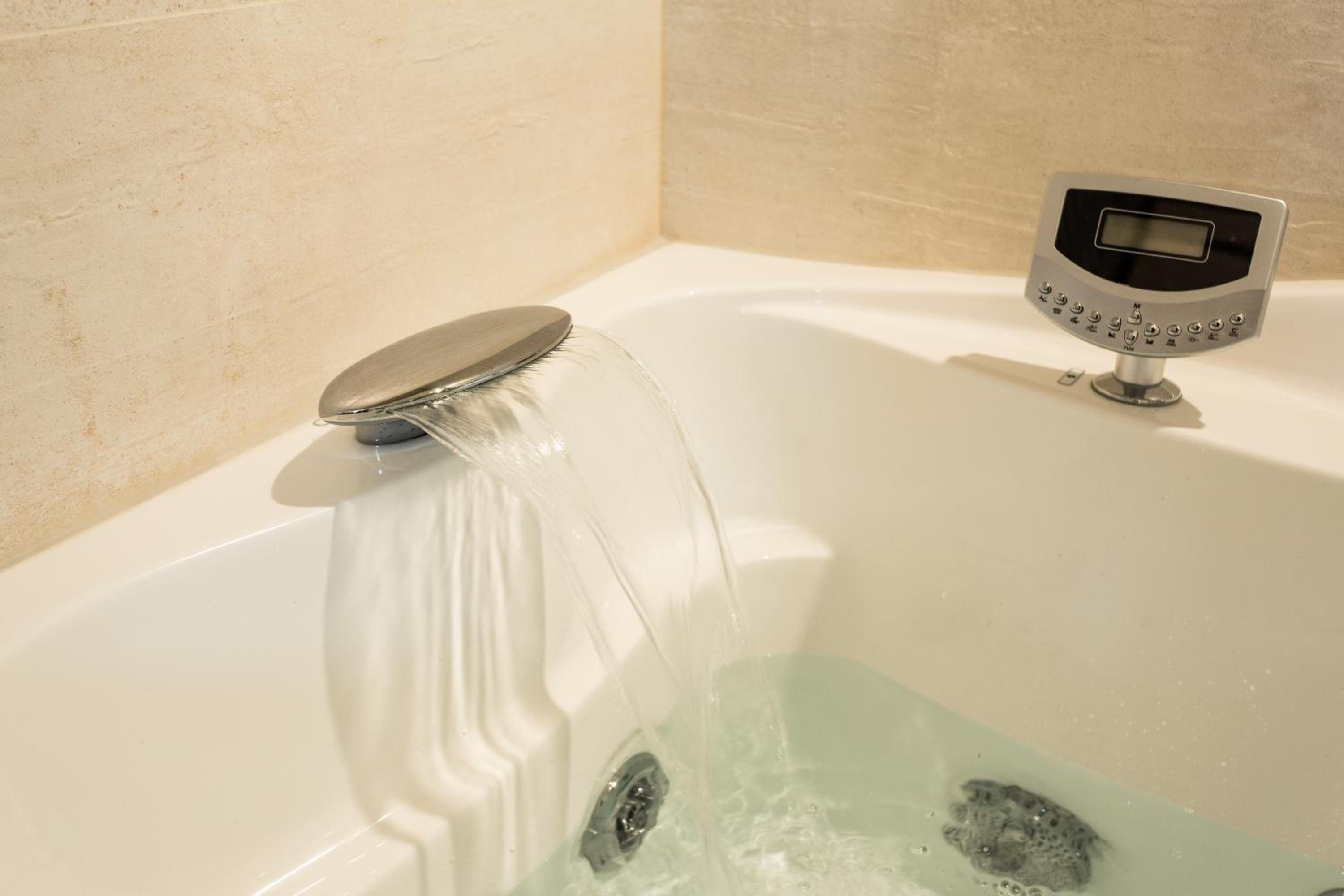 King Suite with Spa Bath photo 3