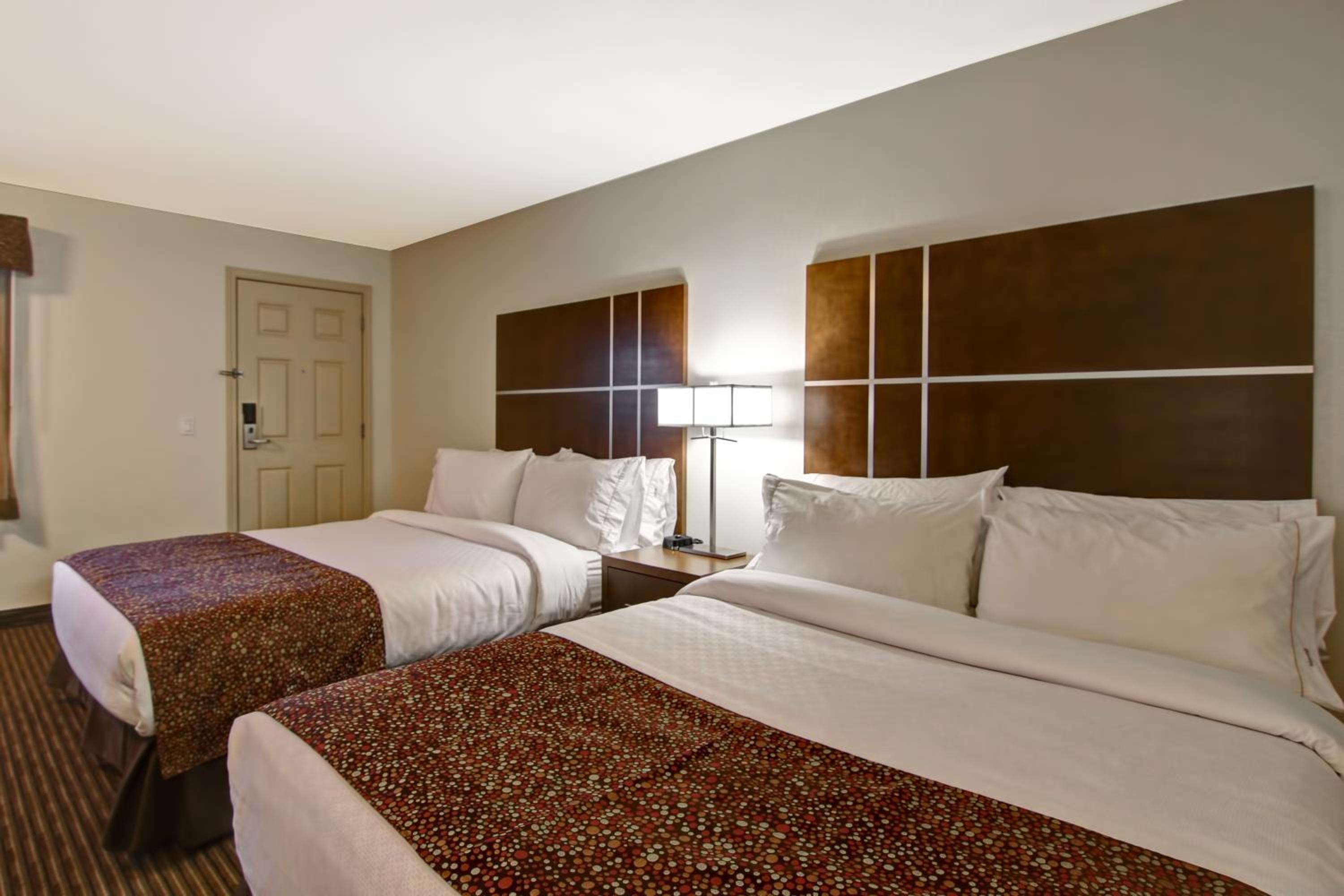 Queen Room with Two Queen Beds - Non-Smoking photo 3