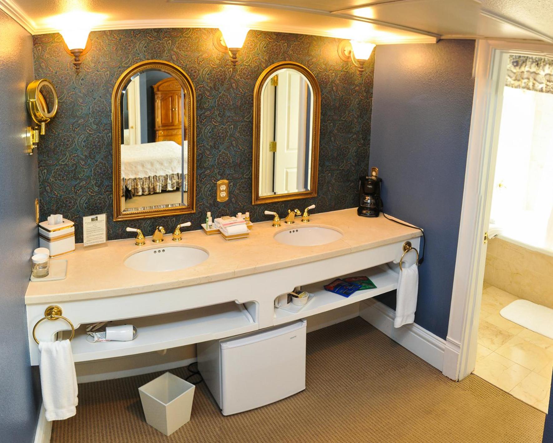 Deluxe King Suite - Photo 2